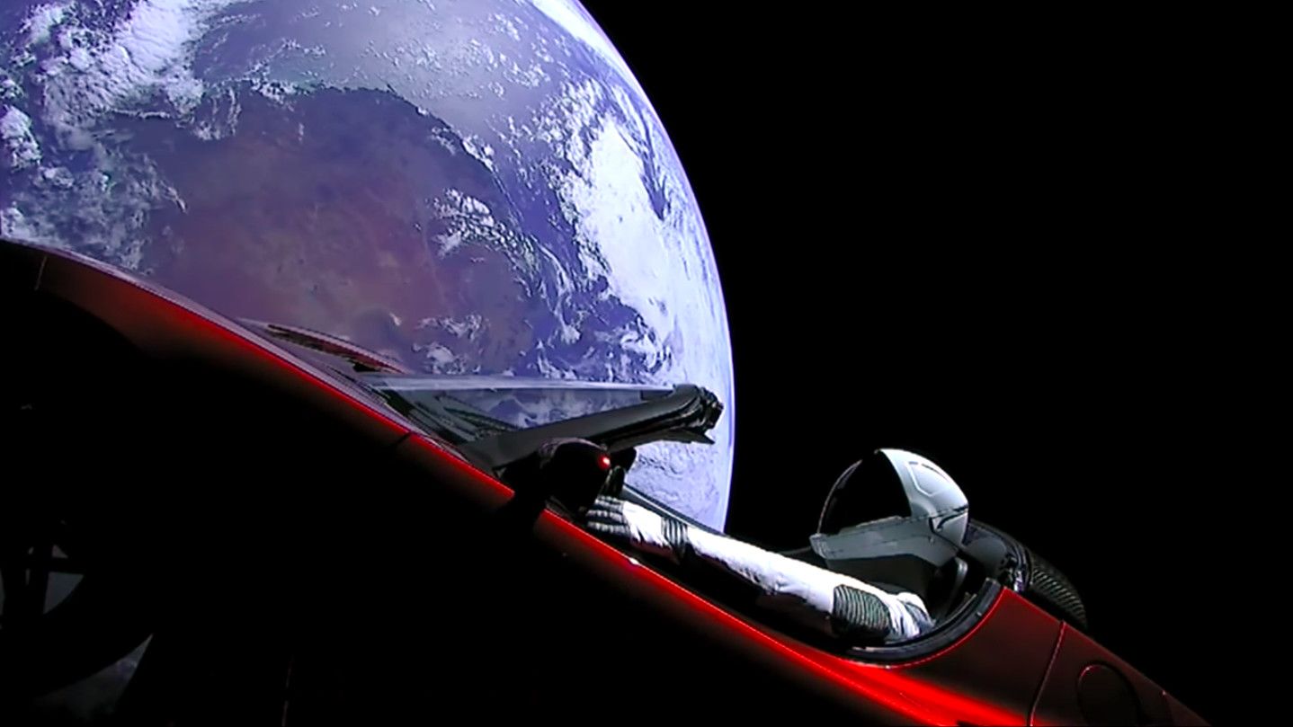 Elon Musk y su primer automóvil deportivo en el espacio quiere decir ciencia ficción real