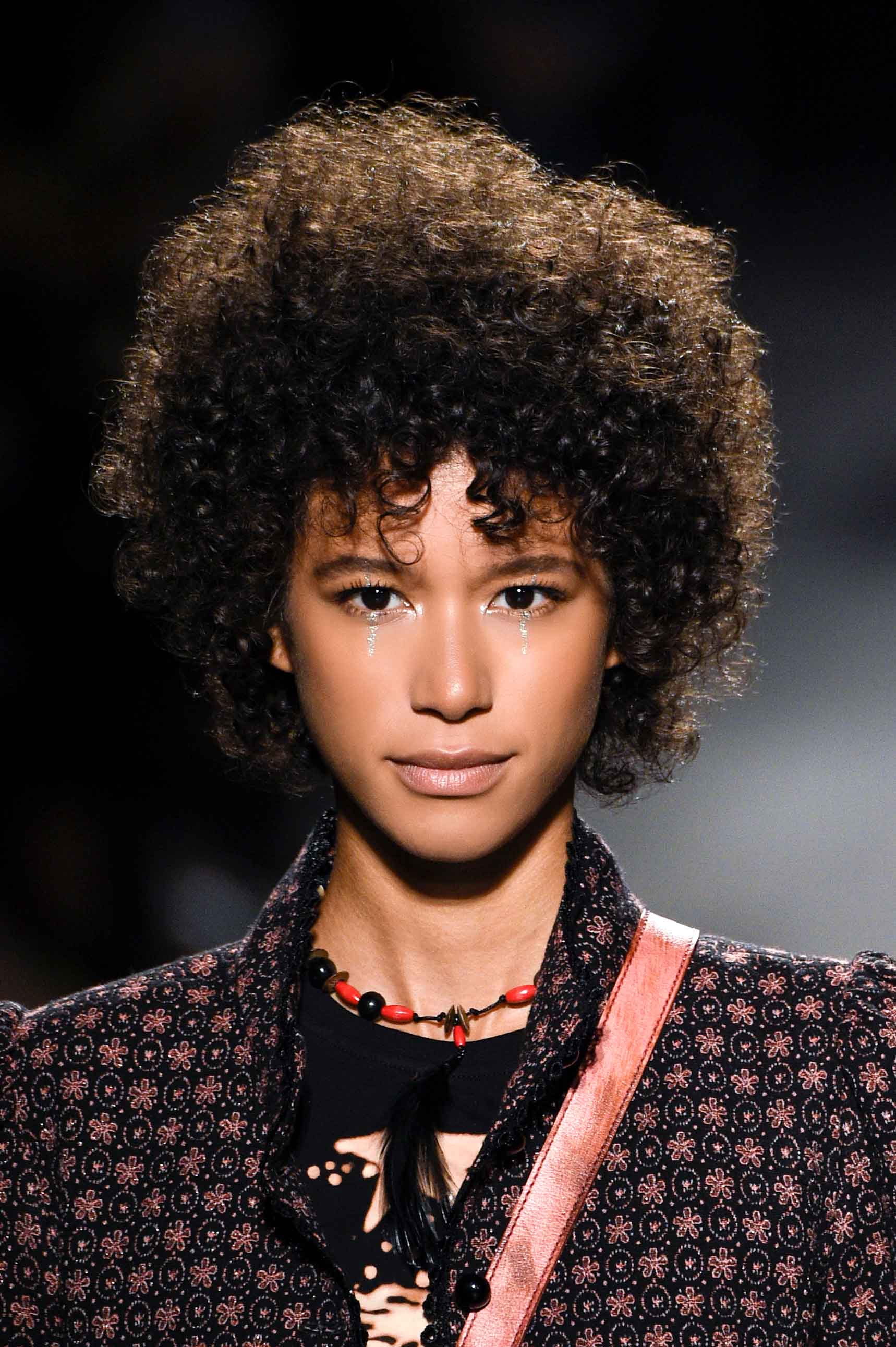 los-mejores-looks-de-belleza-las-pasarelas-otono-invierno-2018-anna-sui