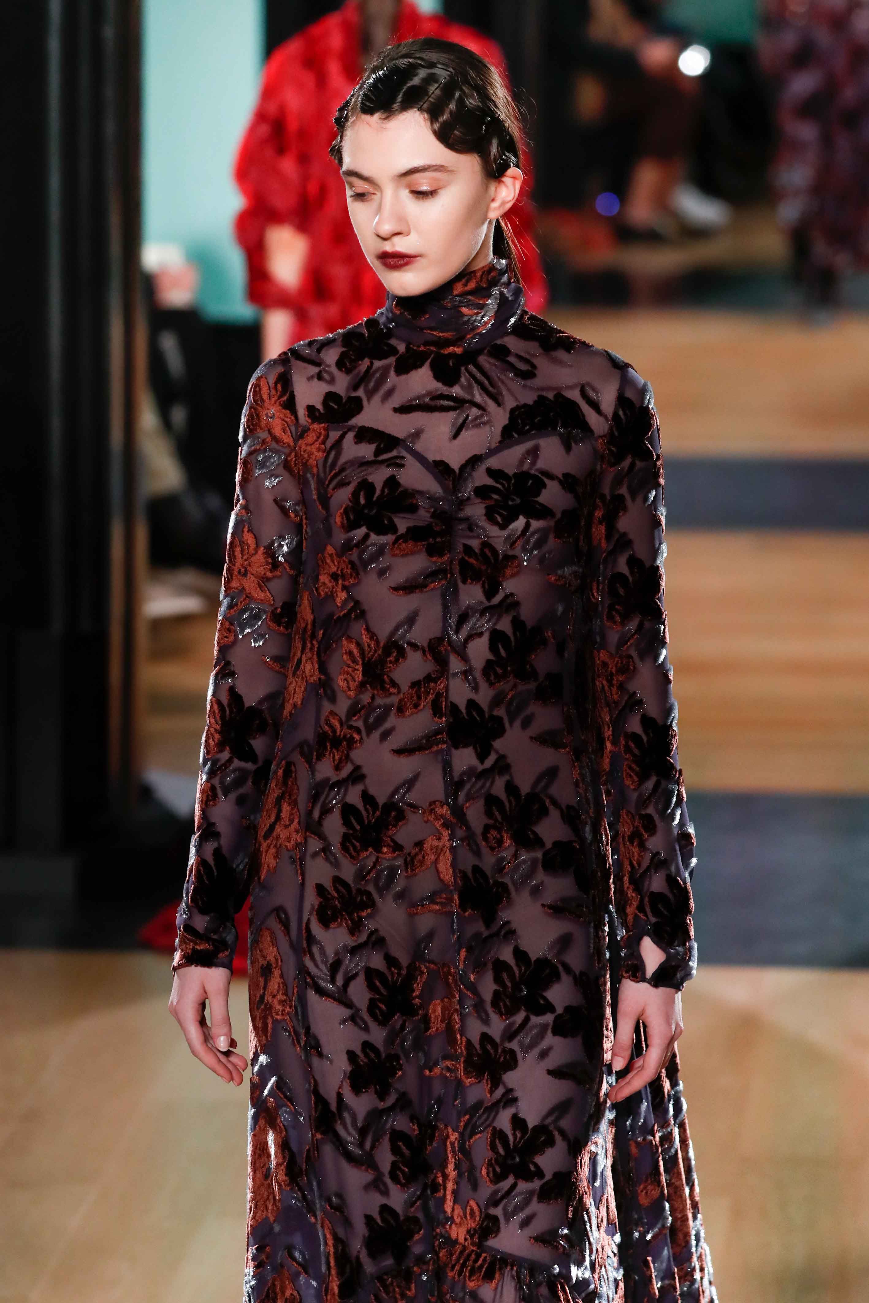 los-mejores-looks-de-belleza-las-pasarelas-otono-invierno-2018-erdem