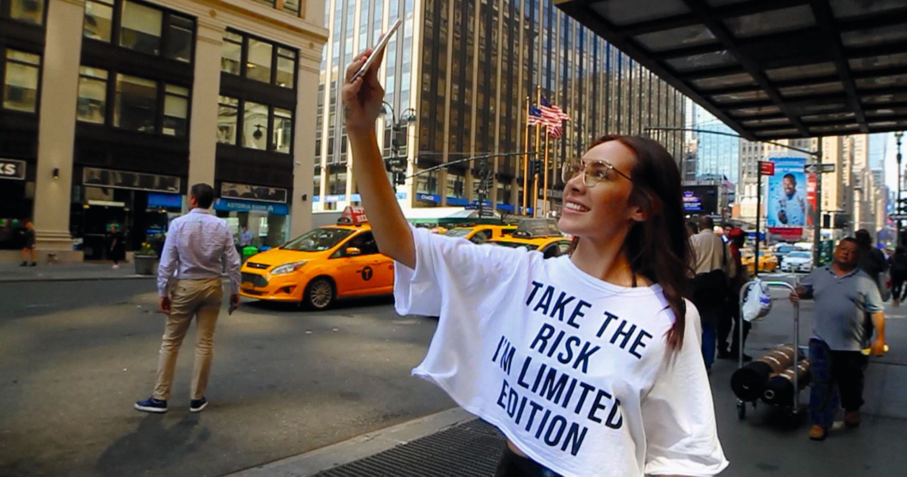 Yazkyky se toma selfie en Times Square