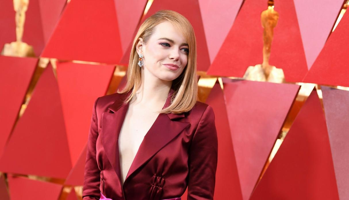 Emma Stone rompe con las expectativas y sorprende en los premios Oscar con pantalones