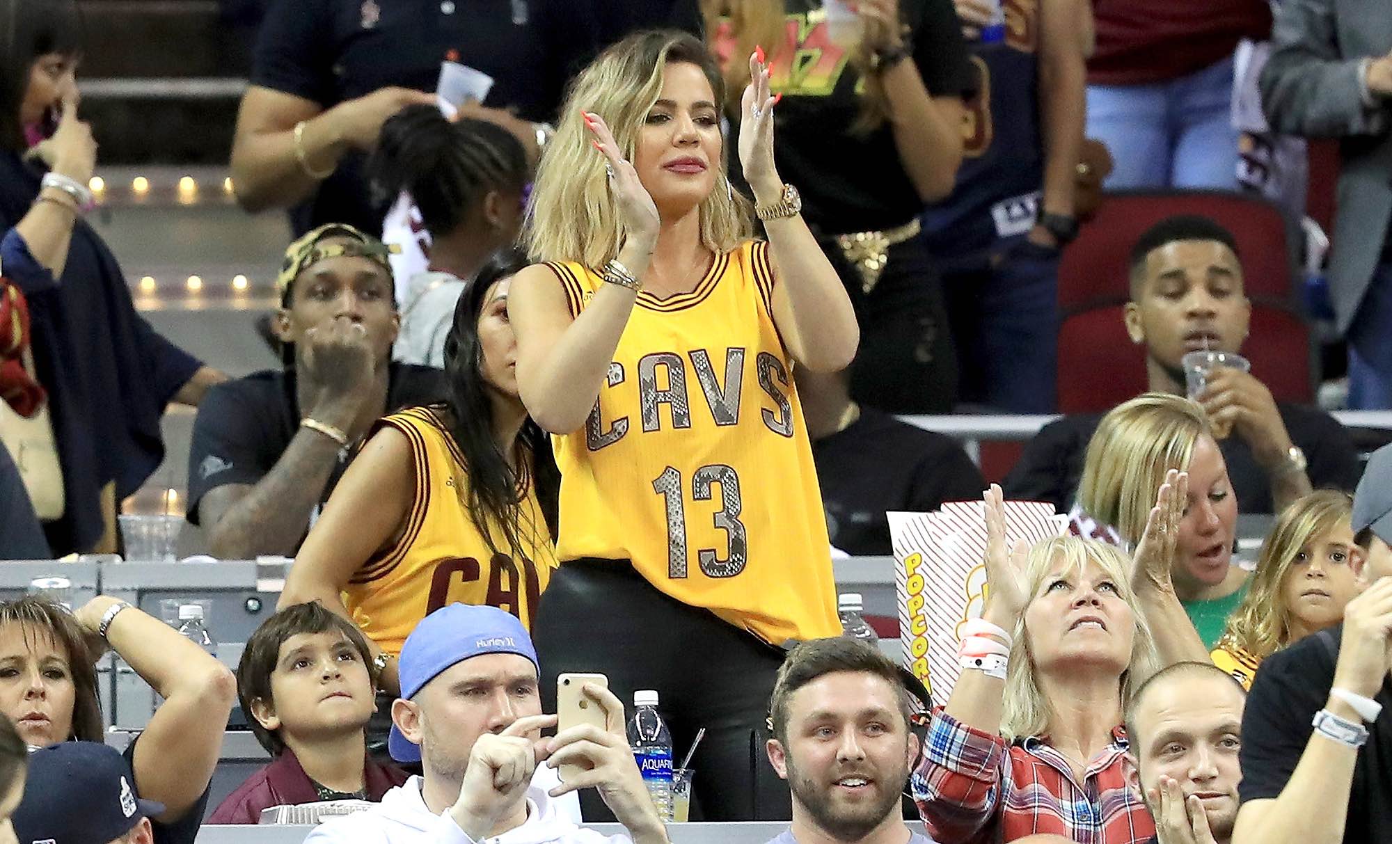 abuchean-a-tristan-thompson-papa-de-la-hija-de-khloe-kardashian-en-juego-de-la-nba-destacada