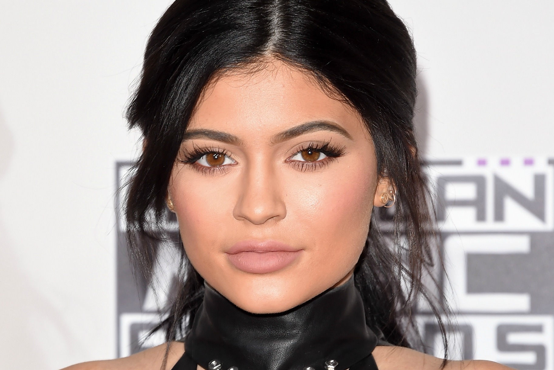 hablemos-de-la-intima-relacion-kylie-jenner-y-fendi-la-logomania-destacada