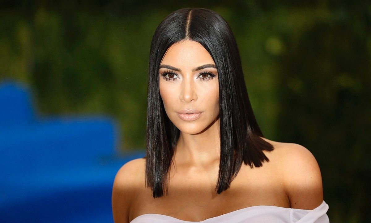 Kim Kardashian desata la logomania en trajes de baño (una vez más) con este de Chanel