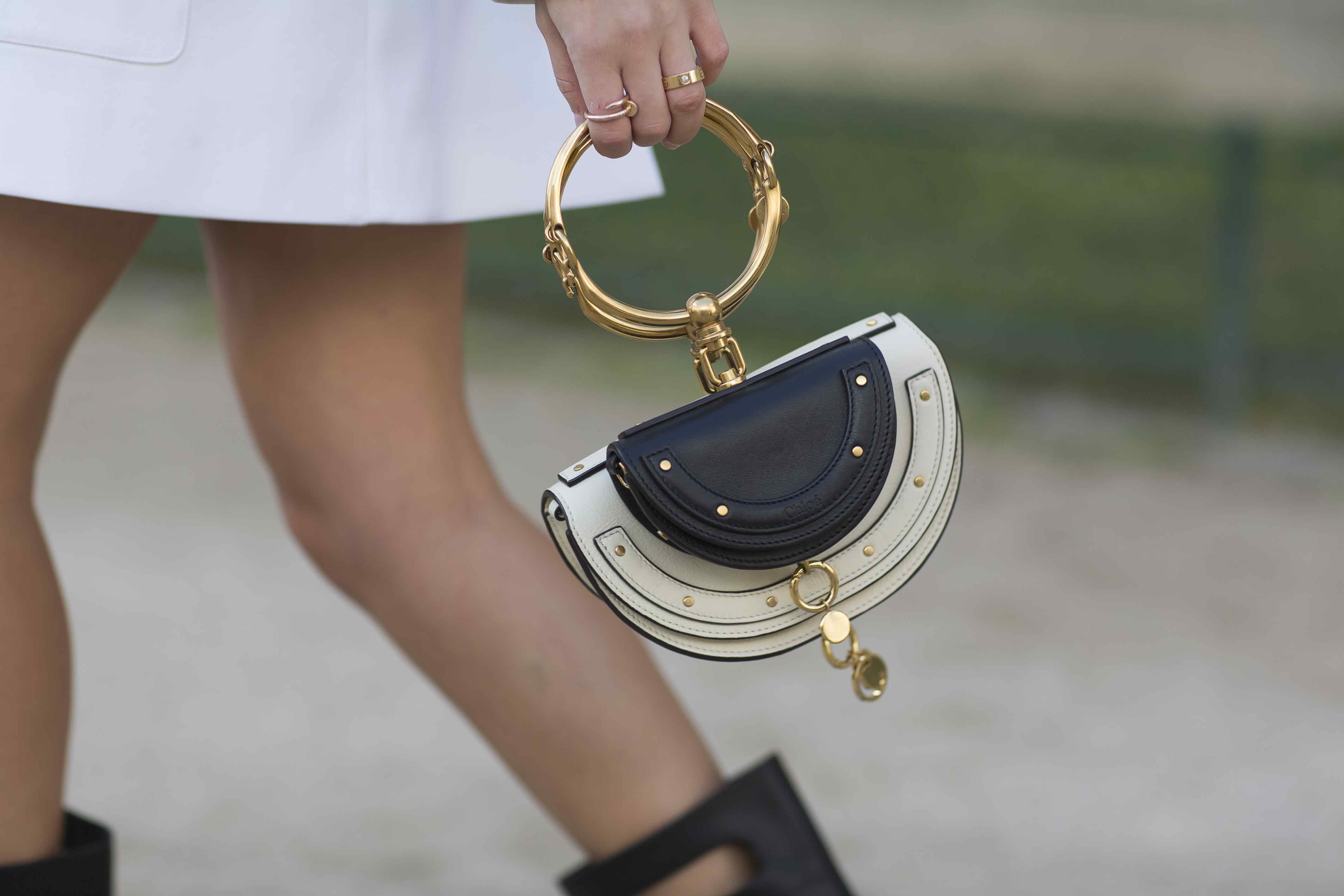 La micro bag es el bolso del momento y te decimos por qué