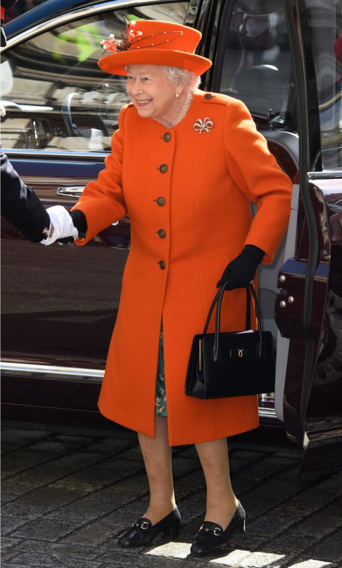 la-reina-elizabeth-ii-es-muy-cool-porque-usa-loafers-de-esta-firma-1