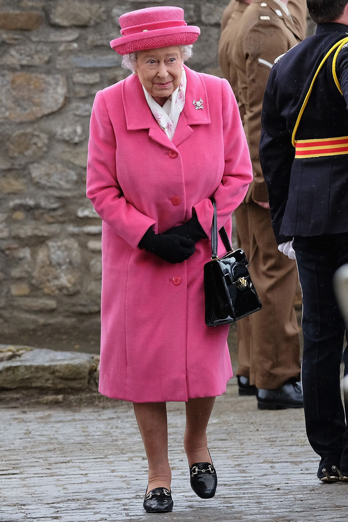 la-reina-elizabeth-ii-es-muy-cool-porque-usa-loafers-de-esta-firma-2