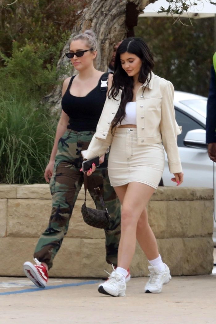 el-regreso-de-la-minifalda-de-mezclilla-por-kylie-jenner-1