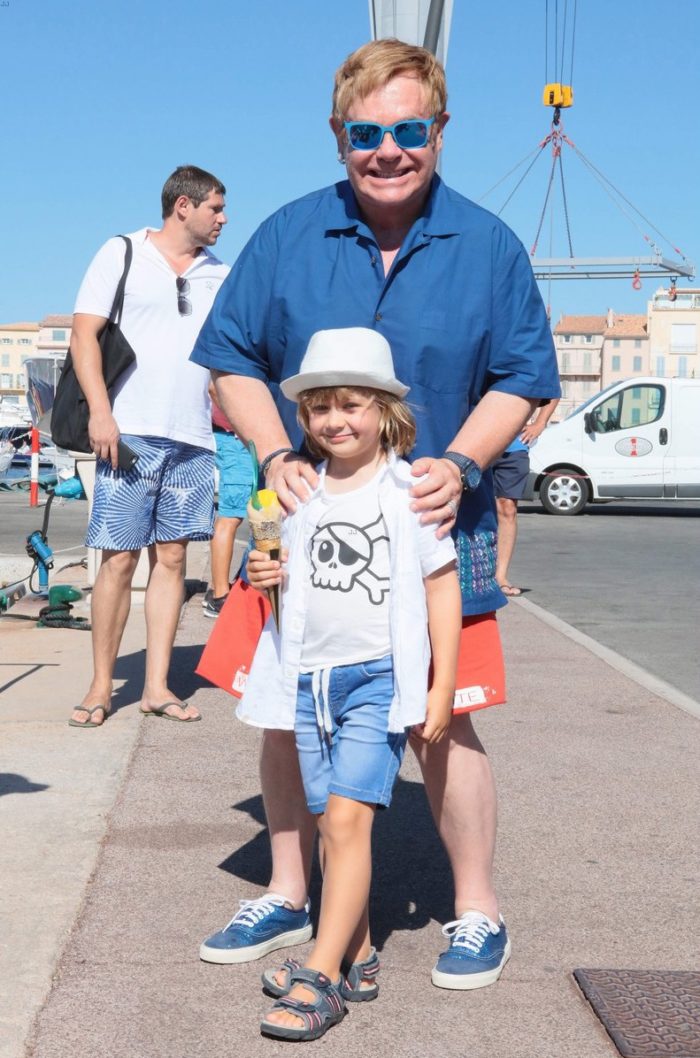 7-momentos-en-los-que-las-celebridades-consintieron-de-mas-a-sus-hijos-zachary-furnish-john