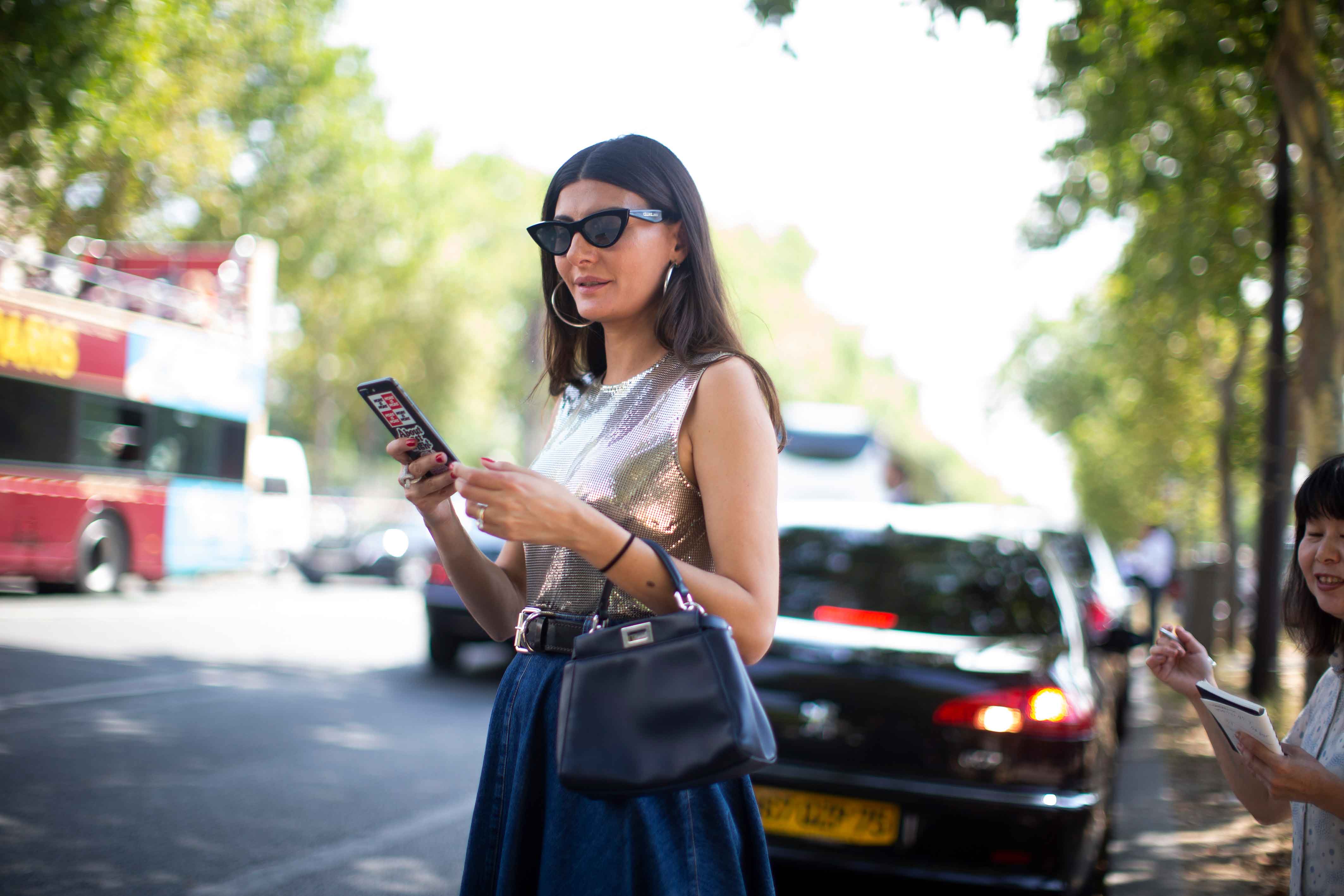 la-prenda-de-mezclilla-que-no-puede-faltar-en-tu-closet-esta-temporada-destacada