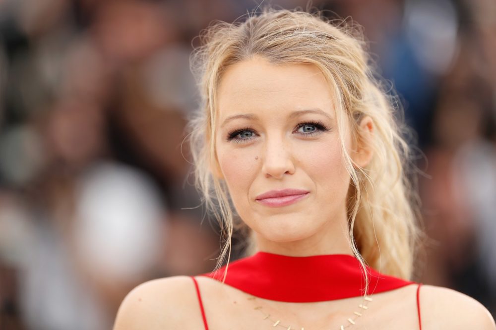 El estilo ultra andrógino de Blake Lively en un power suit de Versace