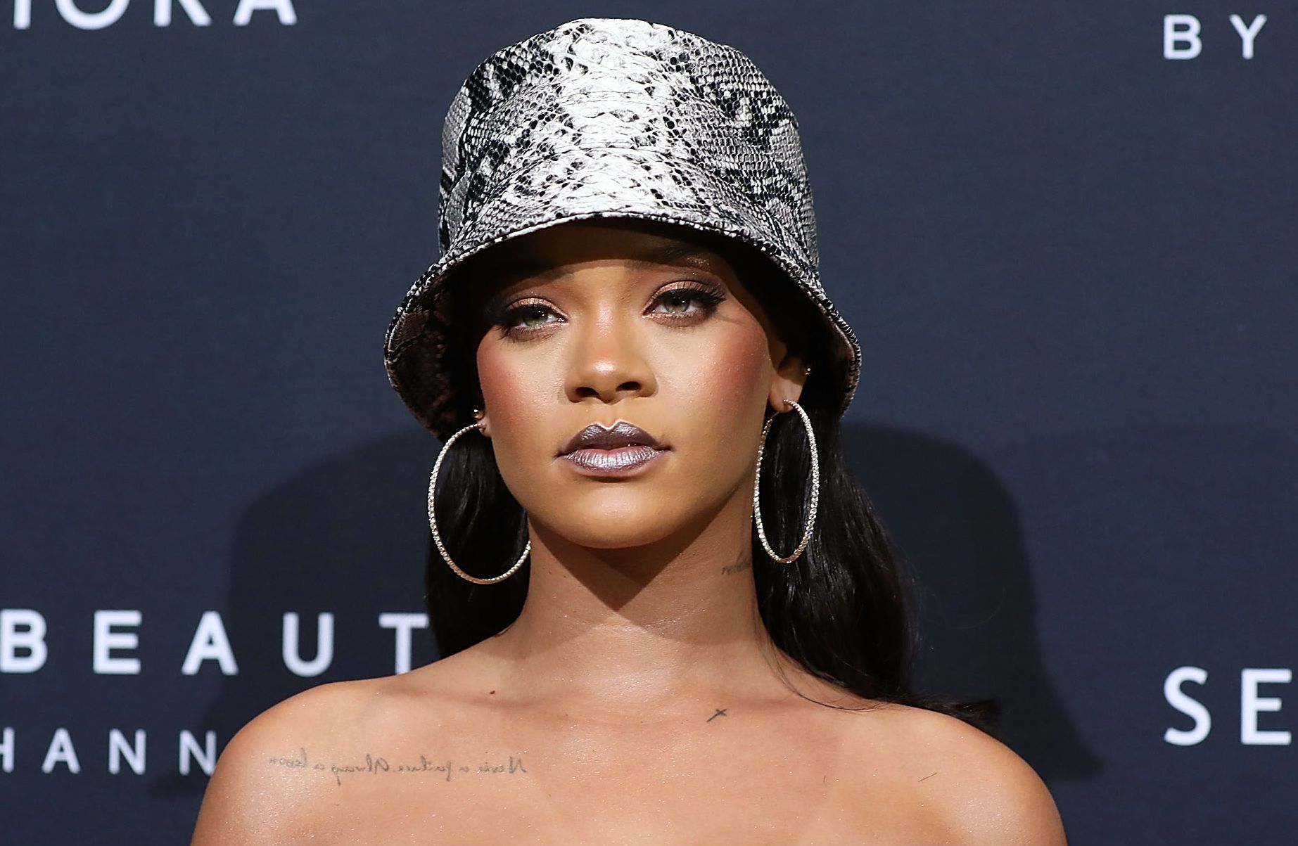 rihanna-llevo-el-estampado-de-serpiente-al-limite-y-esto-aprendimos-destacada