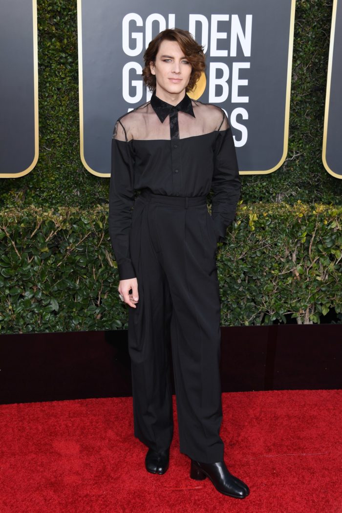 Queremos vestirnos como Cody Fern lo hizo en la alfombra roja de los Golden Globes 2019