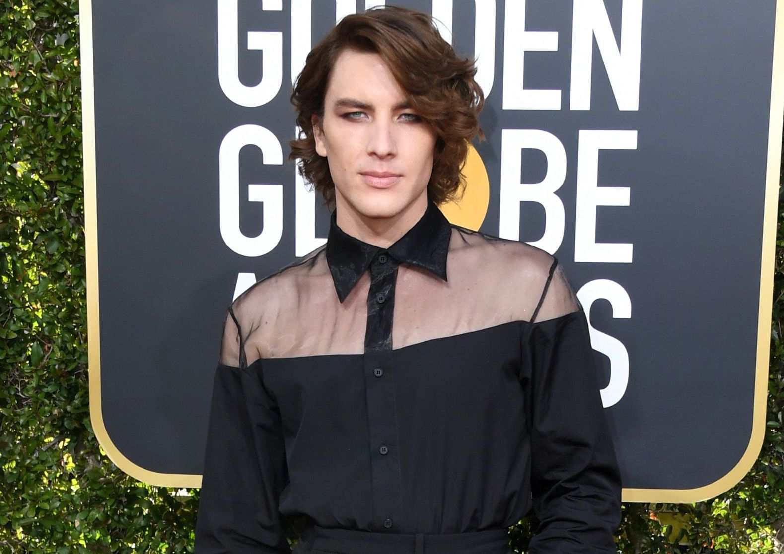 Queremos vestirnos como Cody Fern lo hizo en la alfombra roja de los Golden Globes 2019