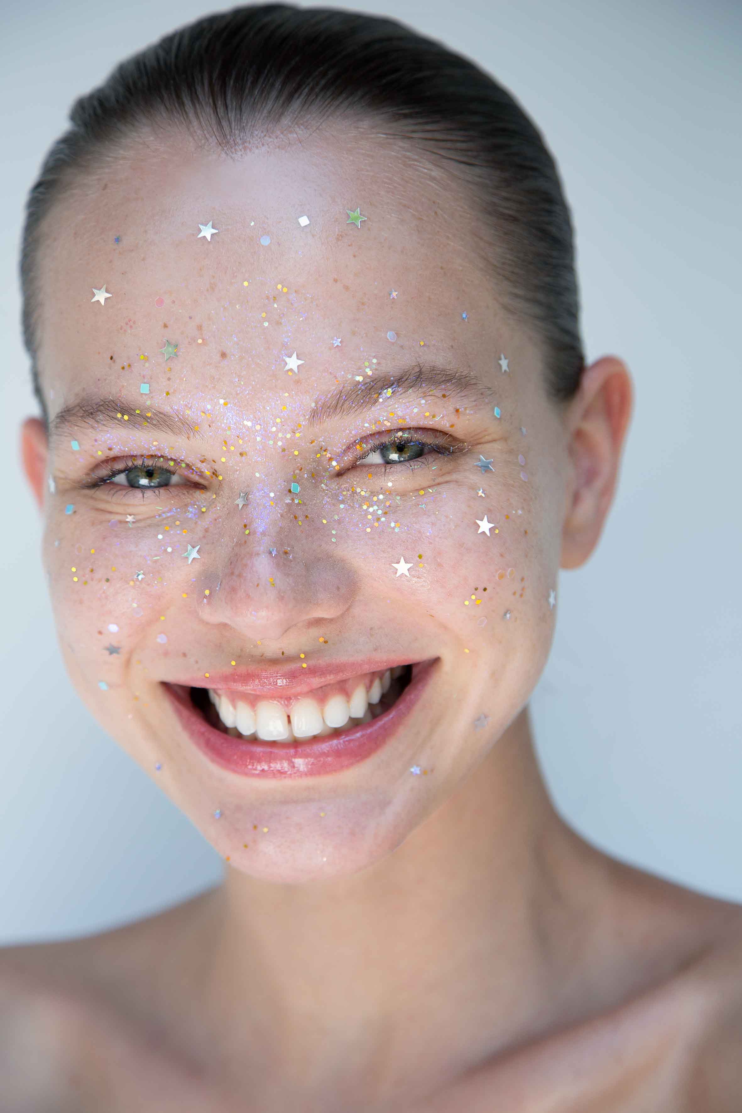 Shine Bright: El glitter se apodera de la belleza
