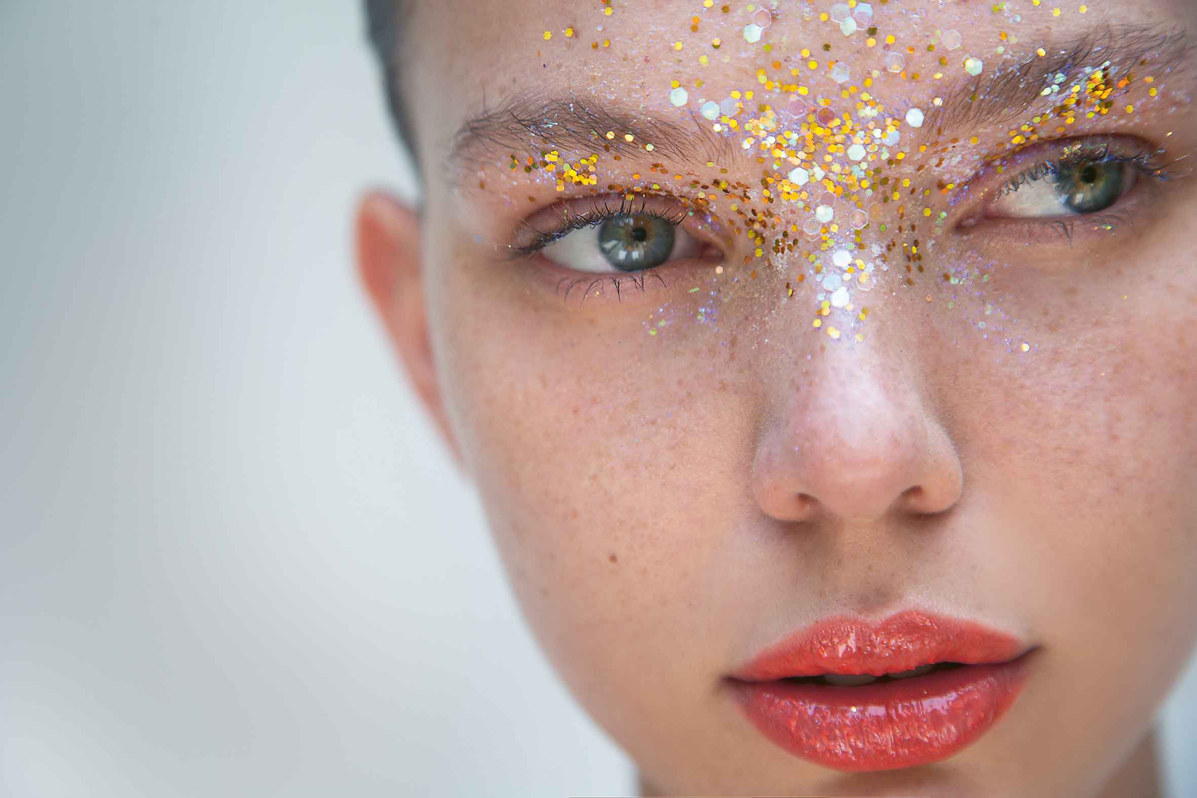 Shine Bright: El glitter se apodera de la belleza