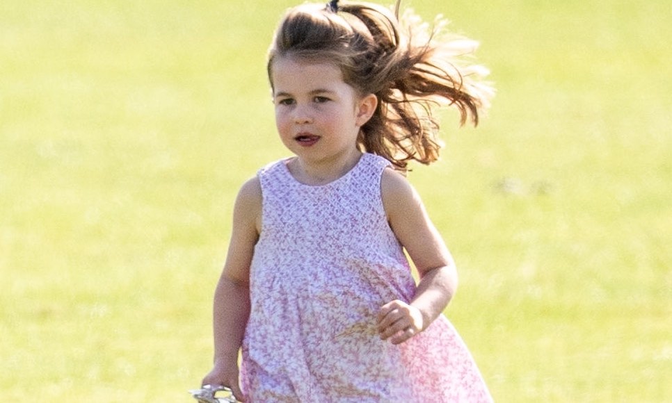 Princess Charlotte enseñó la lengua en público y así reaccionó Kate Middleton
