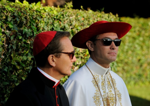 El trailer de The New Pope con Jude Law en traje de baño