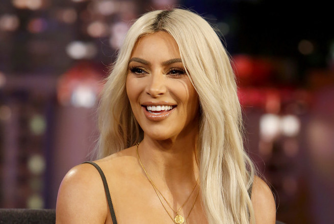 Error de Photoshop deja a Kim Kardashian con 6 dedos