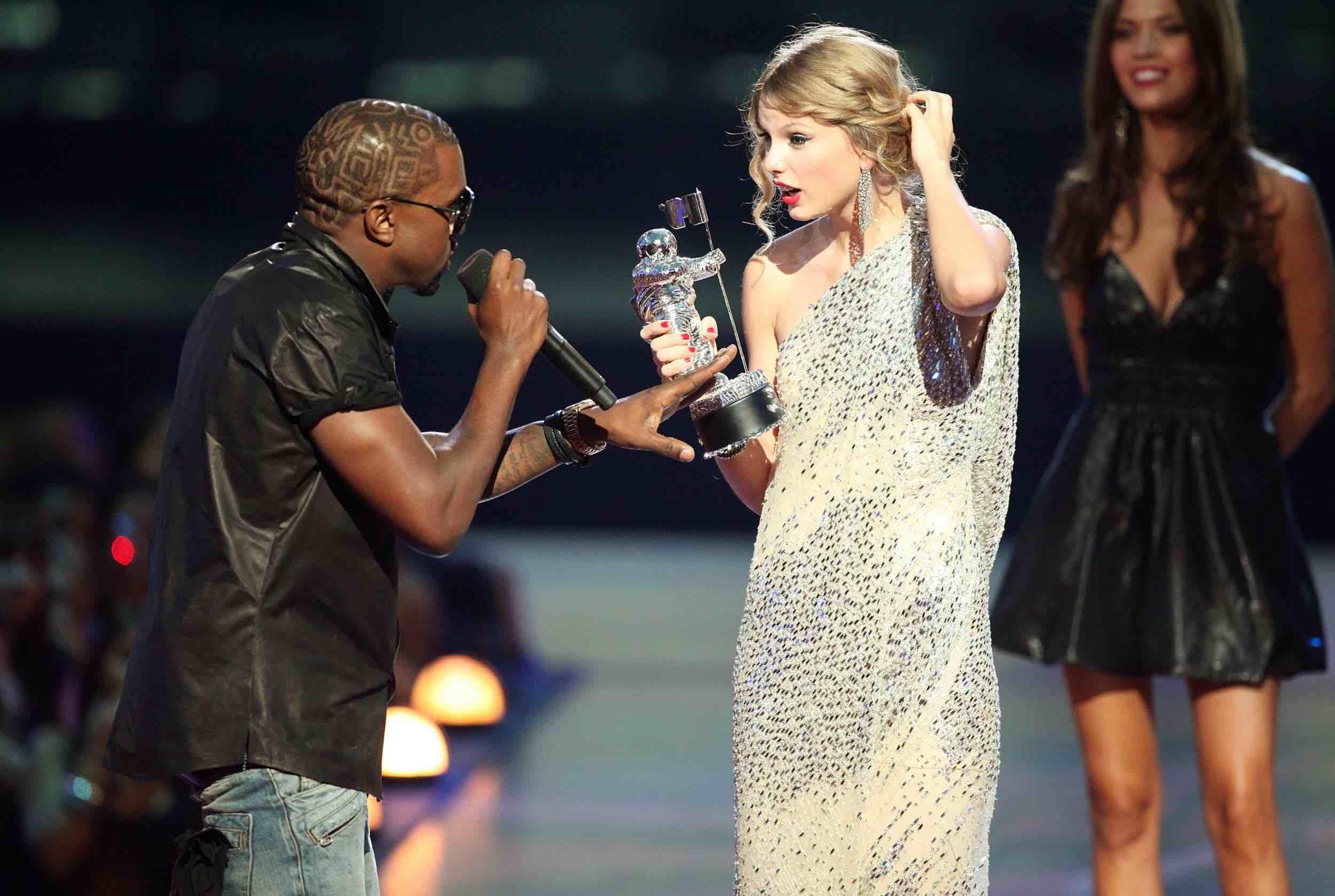 Kanye West no solo hizo llorar a Taylor Swift en los VMAs 2009