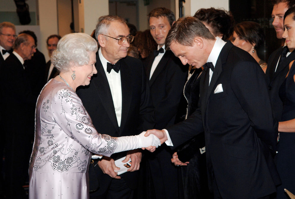 Ni la reina Elizabeth II pudo resistirse a James Bond