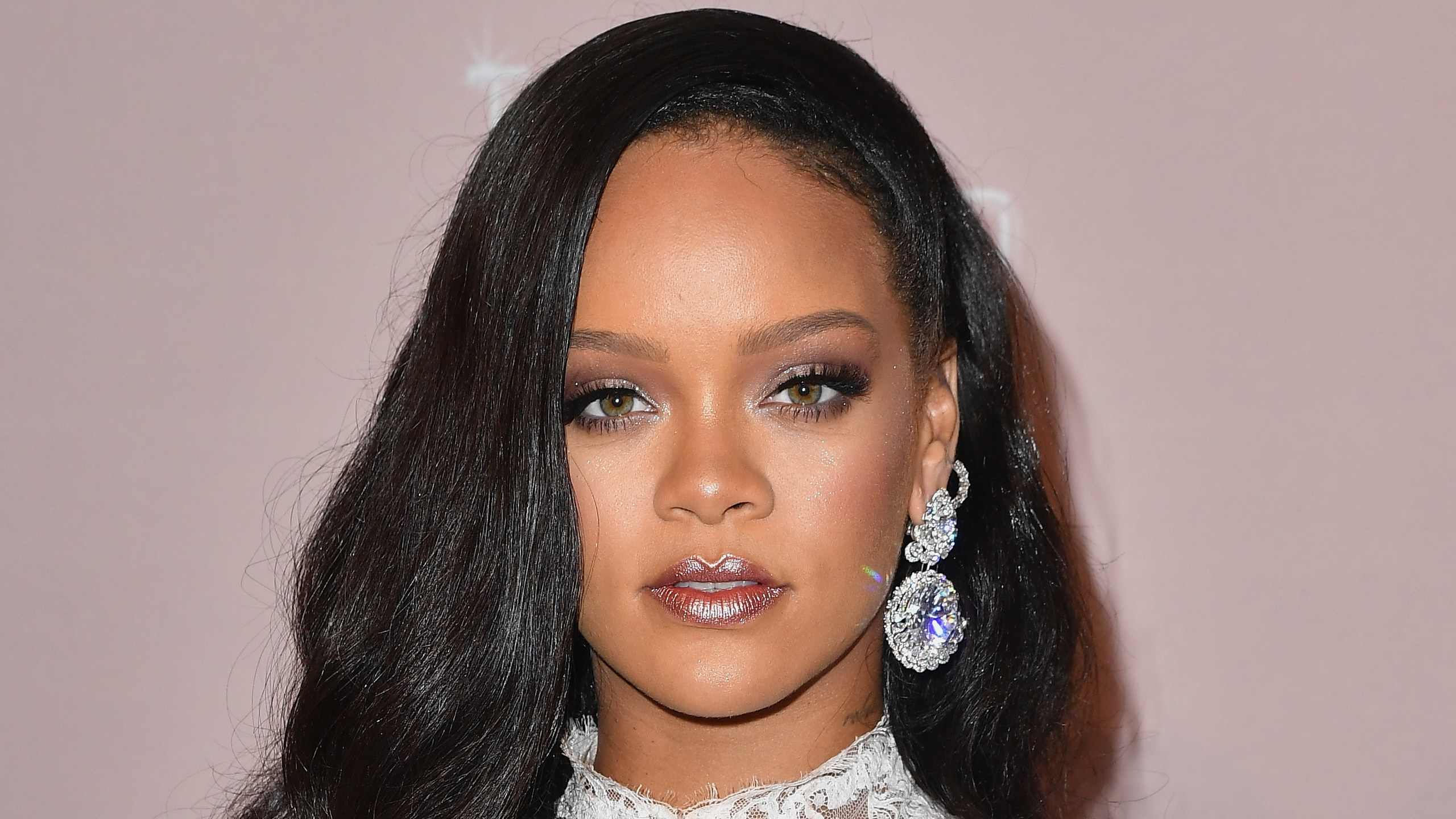 Ya puedes preordenar la autobiografía de Rihanna