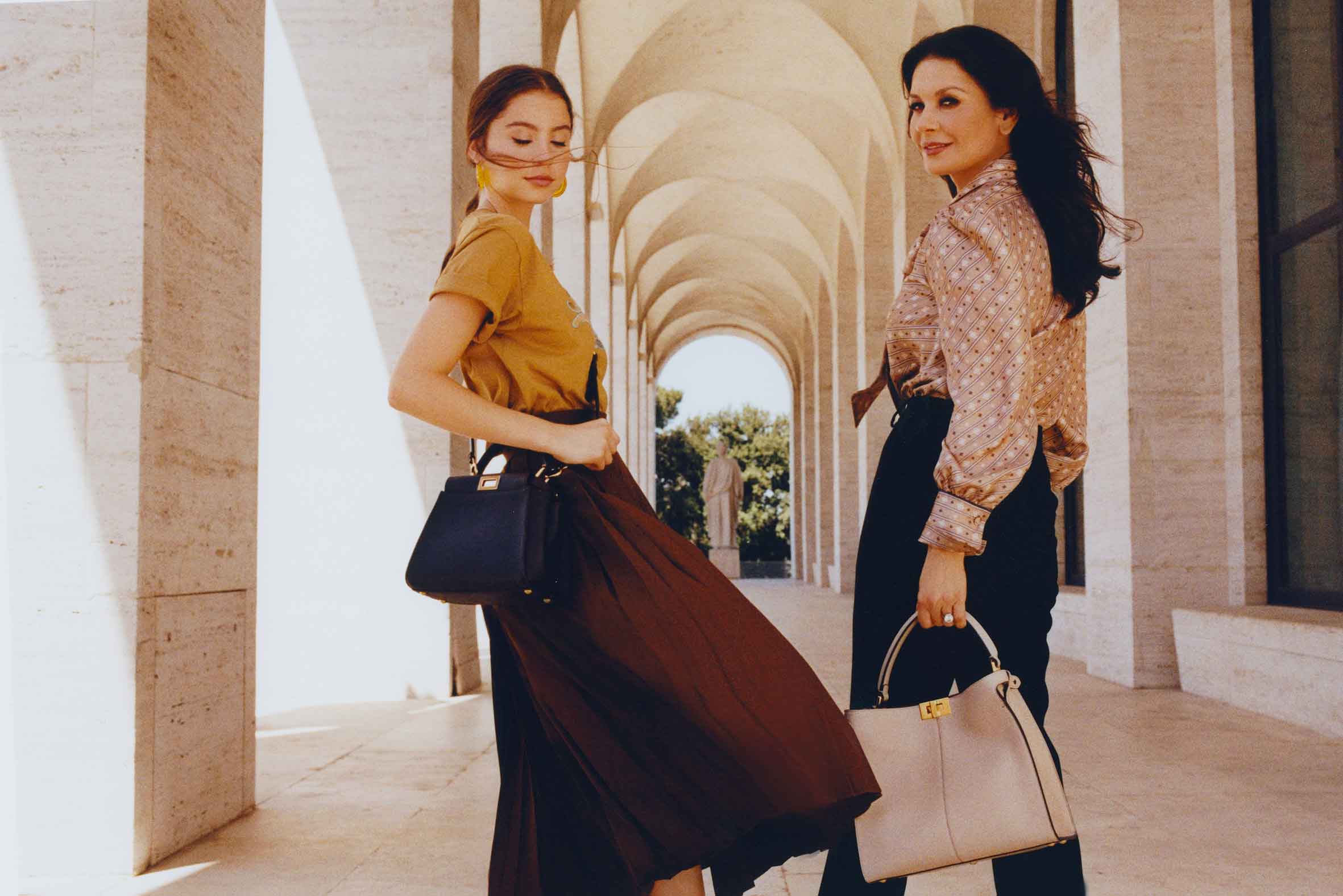 Conoce el Peekaboo de Fendi con Catherine Zeta-Jones y Carys Douglas