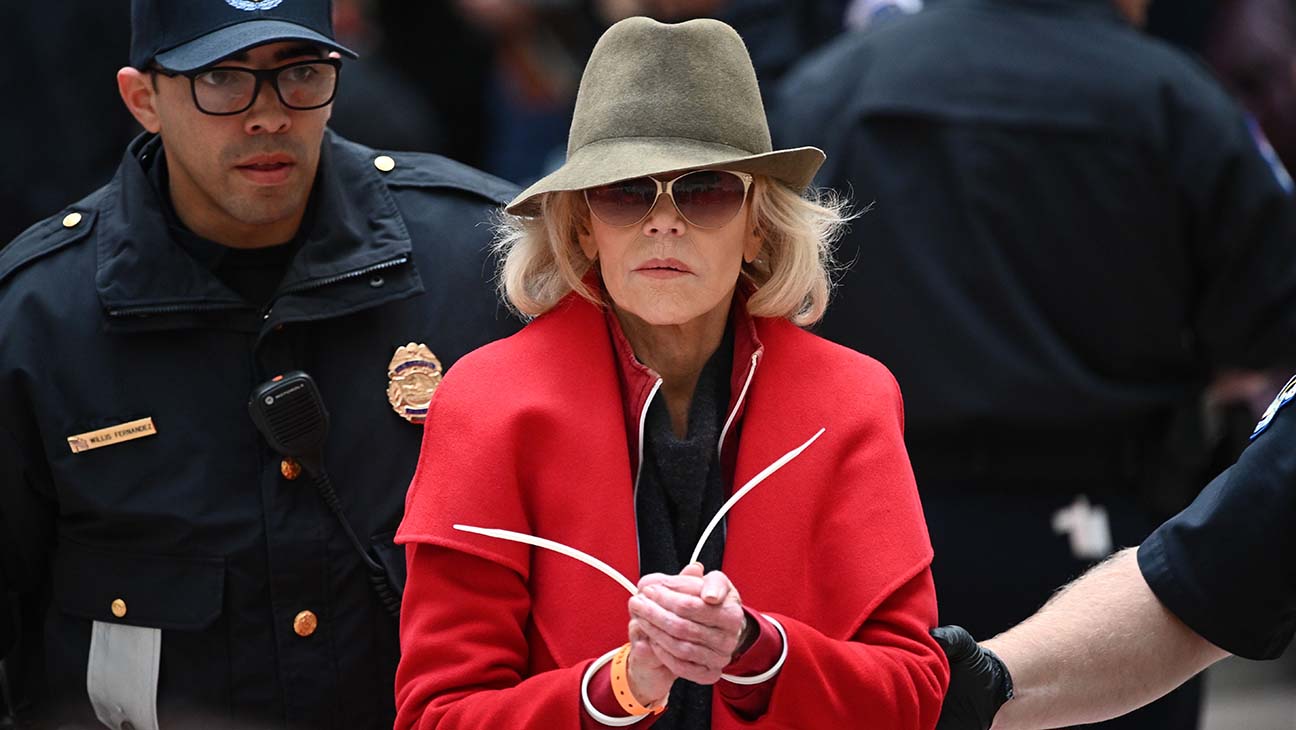 La historia detrás del abrigo rojo de Jane Fonda