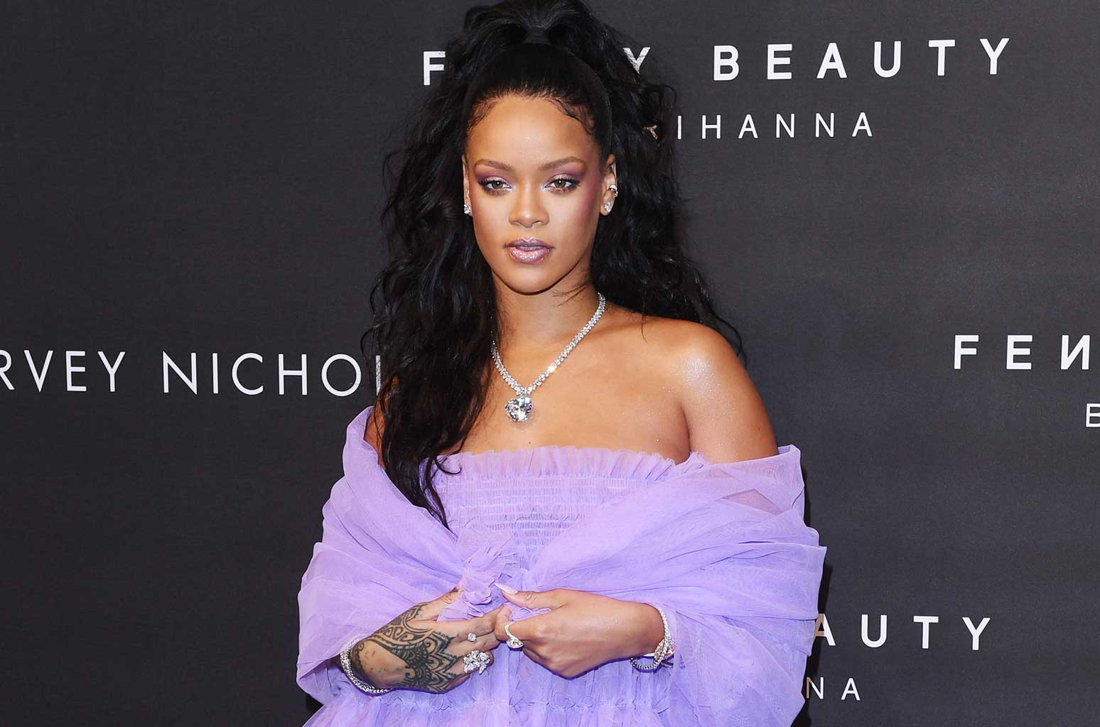 Rihanna rescata una joya tradicional para su nueva línea en Fenty