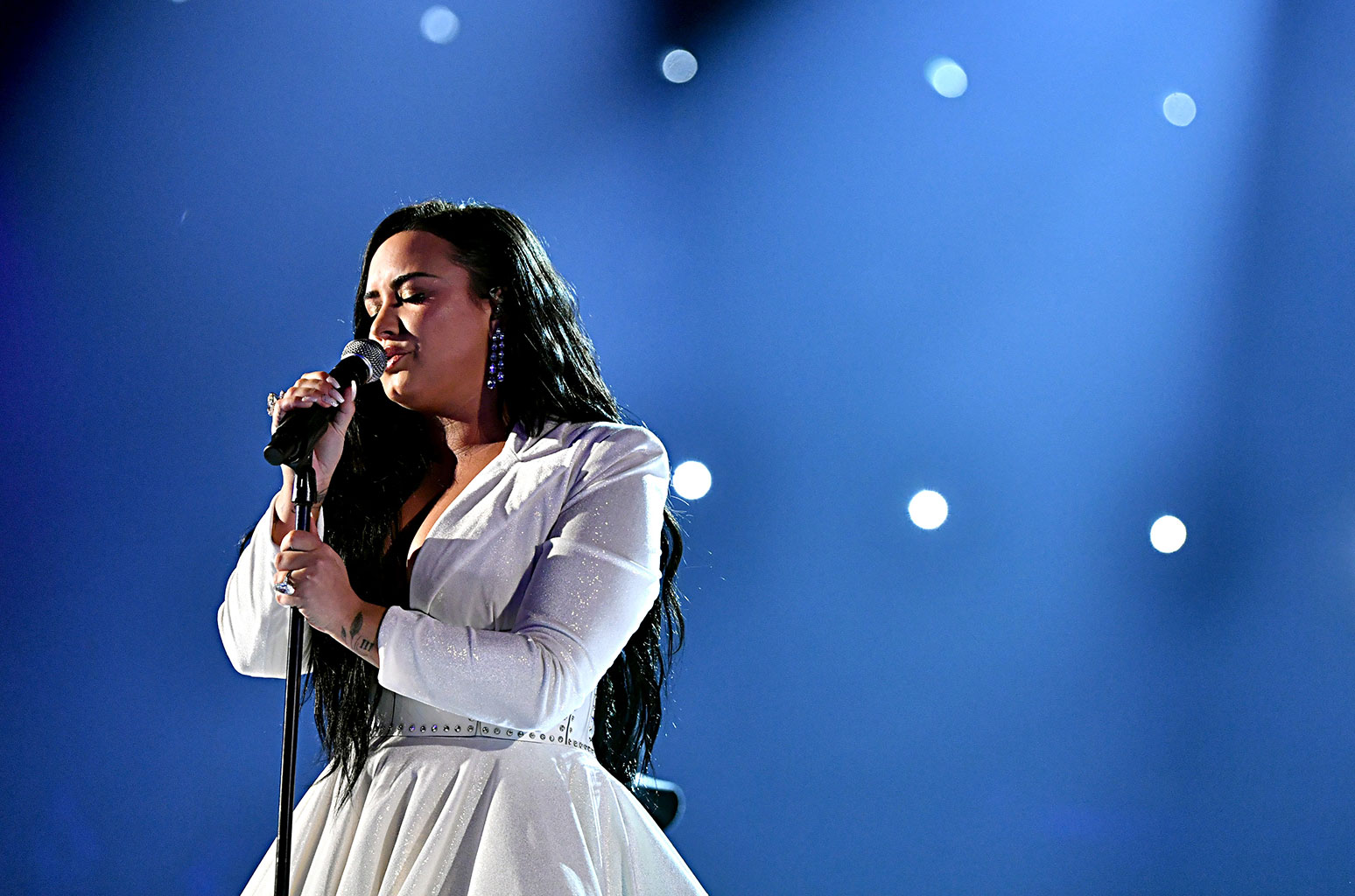 Demi Lovato estrena su nuevo sencillo con una emotiva presentación en los Grammys 2020