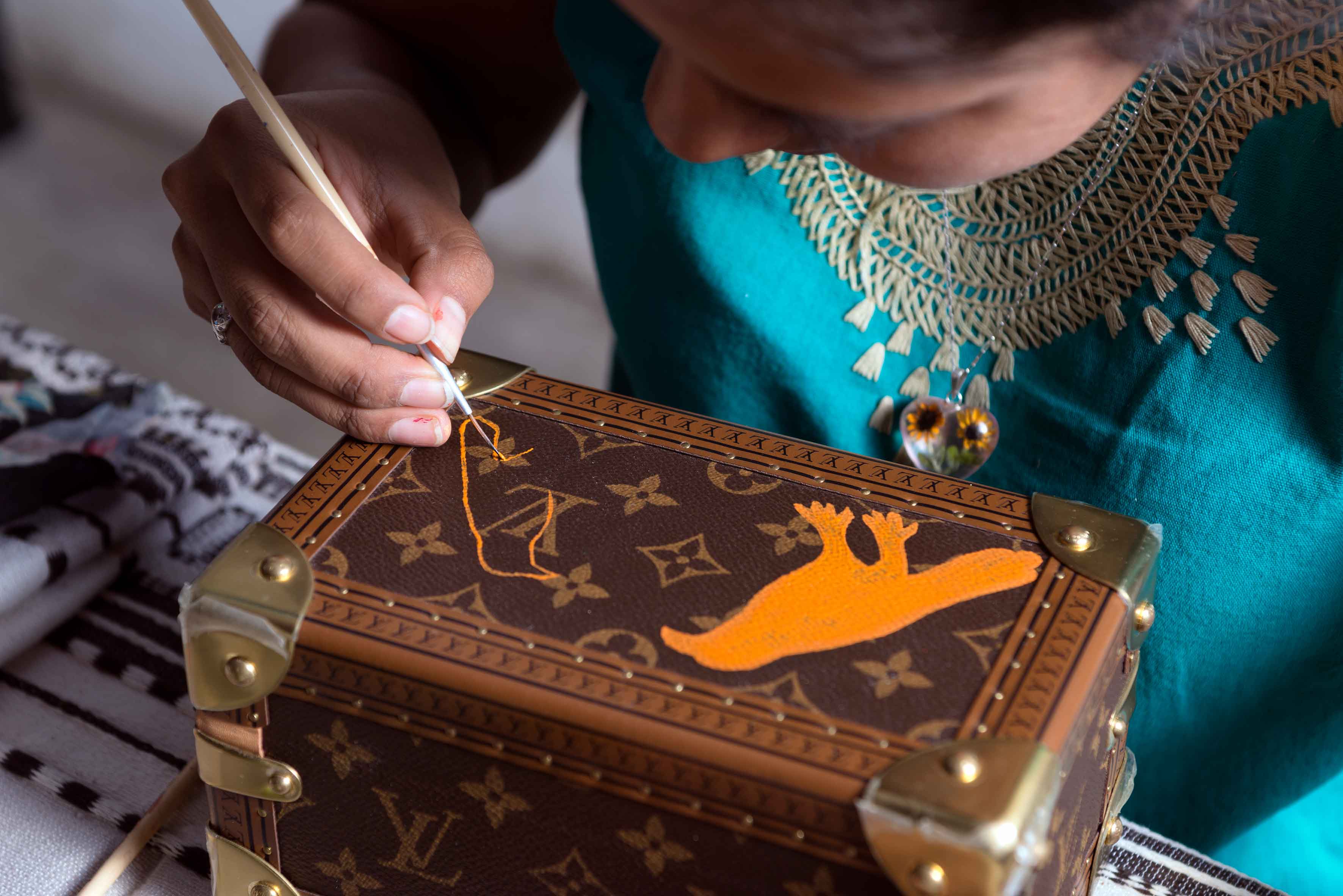 Maestros artesanos oaxaqueños intervienen los baúles de Louis Vuitton