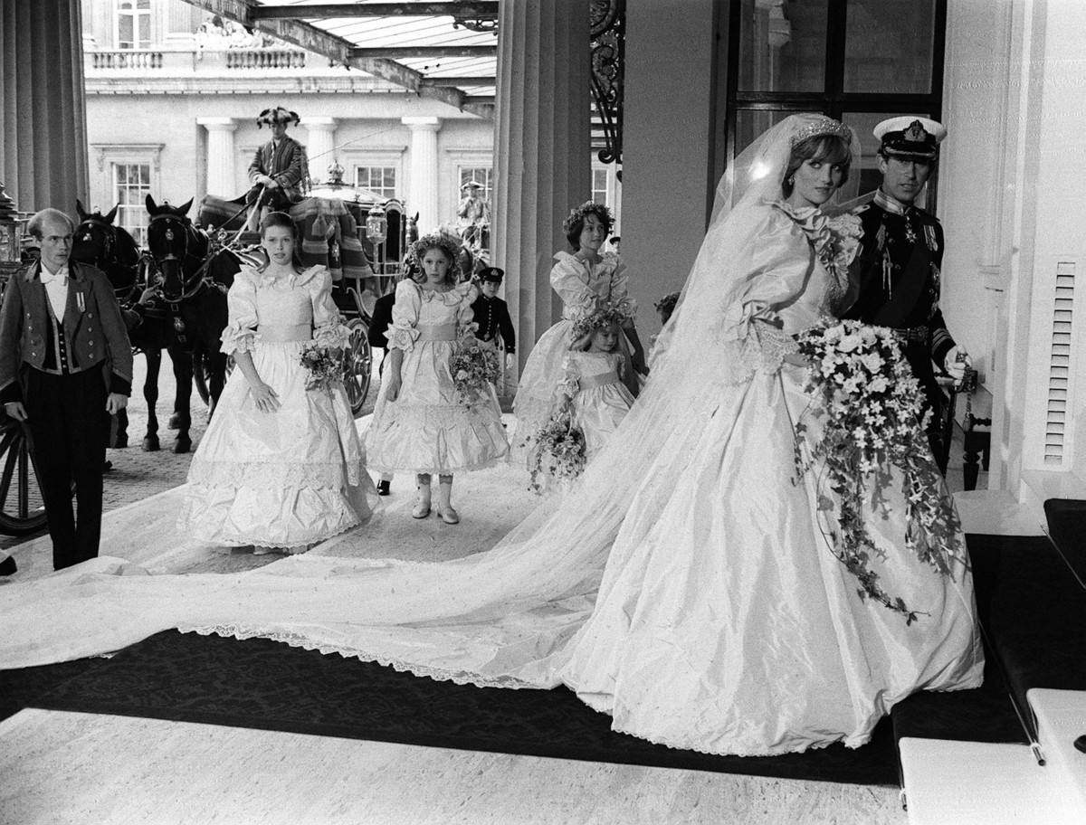 Lady Diana Siempre Estuvo Bajo La Sombra De Camilla Parker Incluso El Dia De Su Boda Grazia Mexico Y Latinoamerica