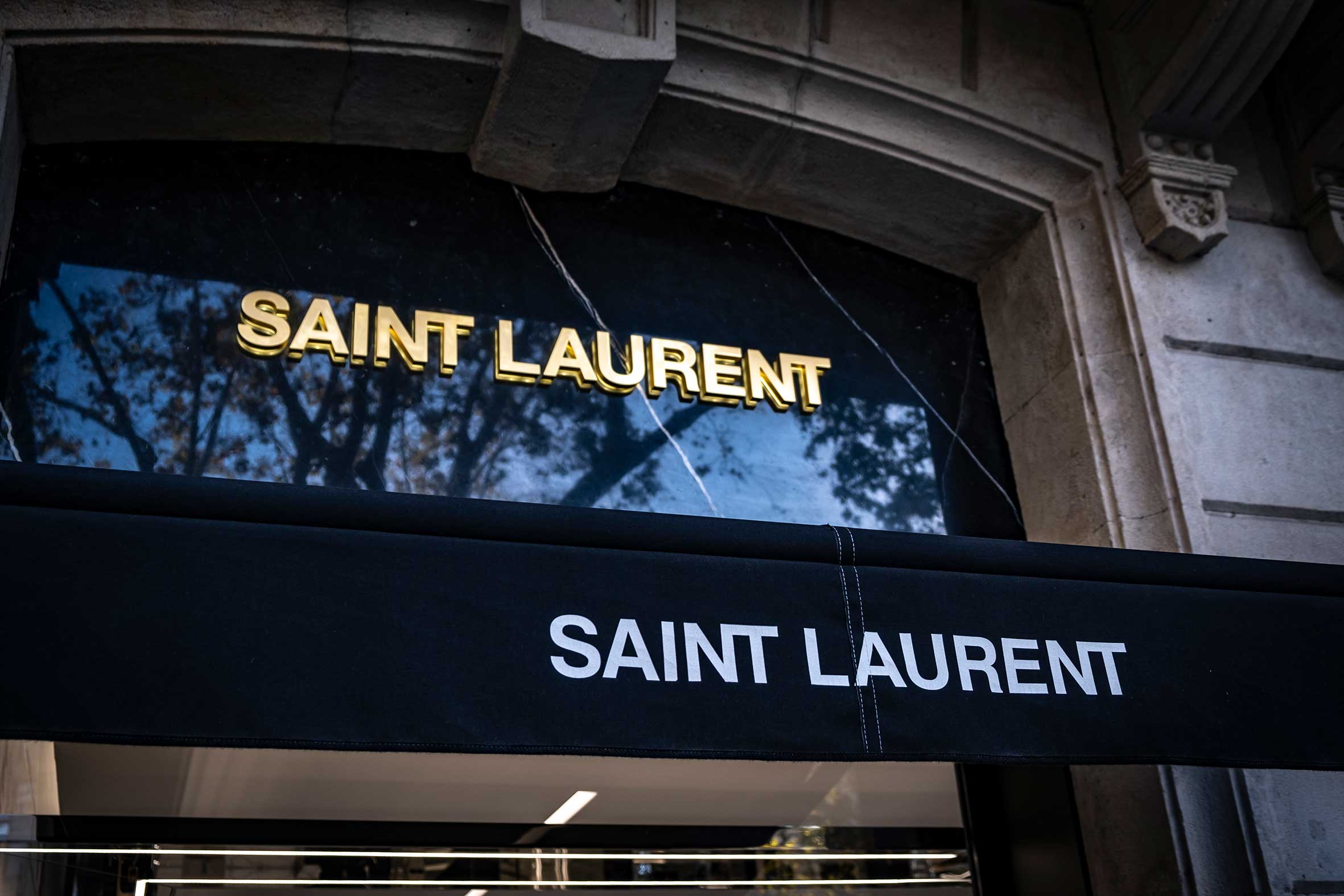 Balenciaga y Saint Laurent harán mascarillas en sus talleres