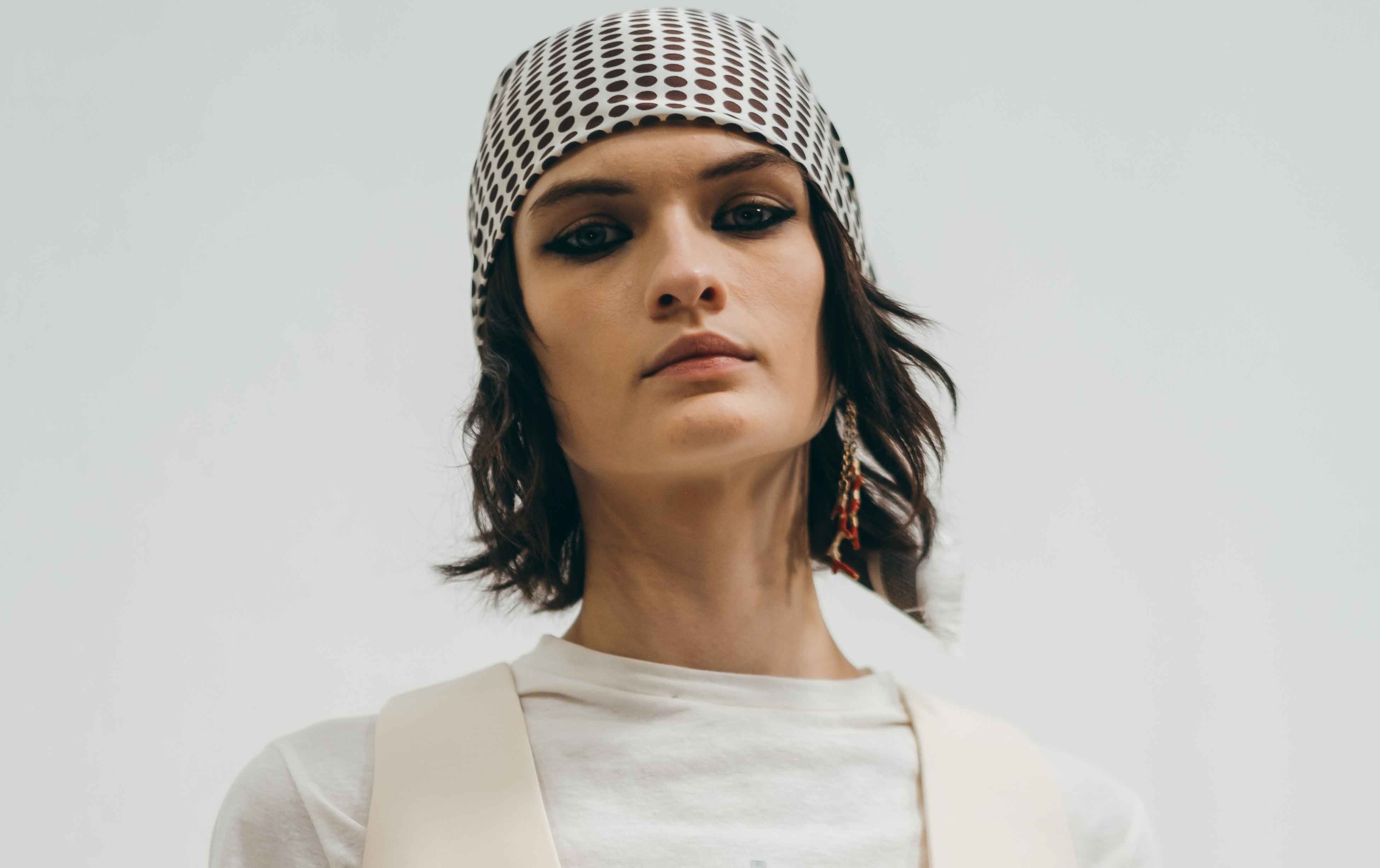 5 maneras de usar paliacates en la cabeza según Dior otoño-invierno 2020 |  Grazia México y Latinoamérica