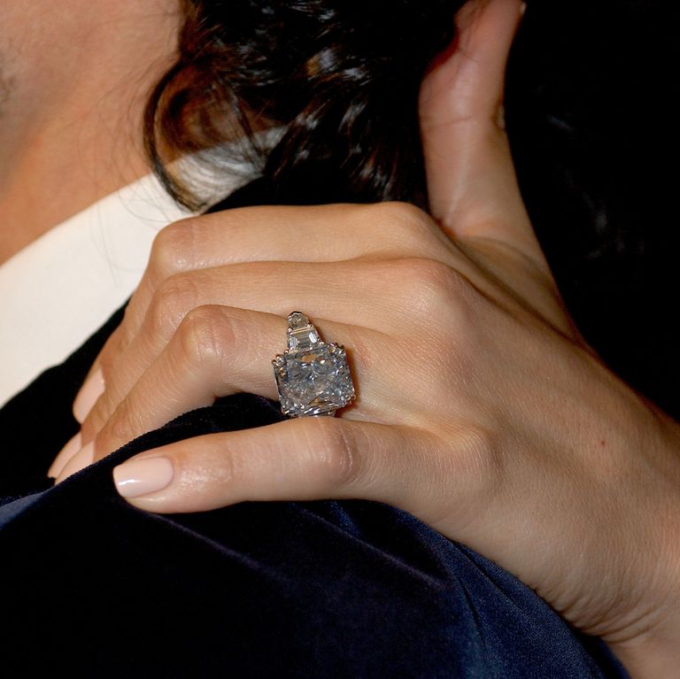 Las Celebridades Y Los Anillos De Compromiso Mas Espectaculares De La Historia Grazia Mexico Y Latinoamerica