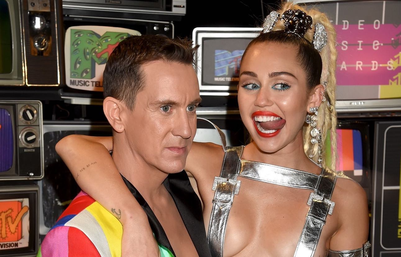 Miley Cyrus y Jeremy Scott te proponen intervenir tu ropa durante la cuarentena