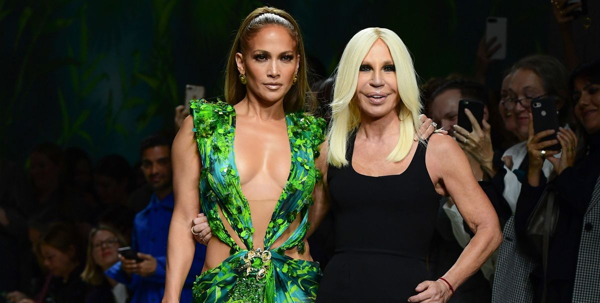 Una vez más Jennifer Lopez revivió el icónico print del Jungle Dress Versace