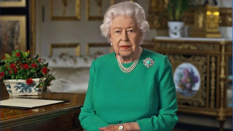 El detalle escondido en los discursos televisivos de la reina Elizabeth II