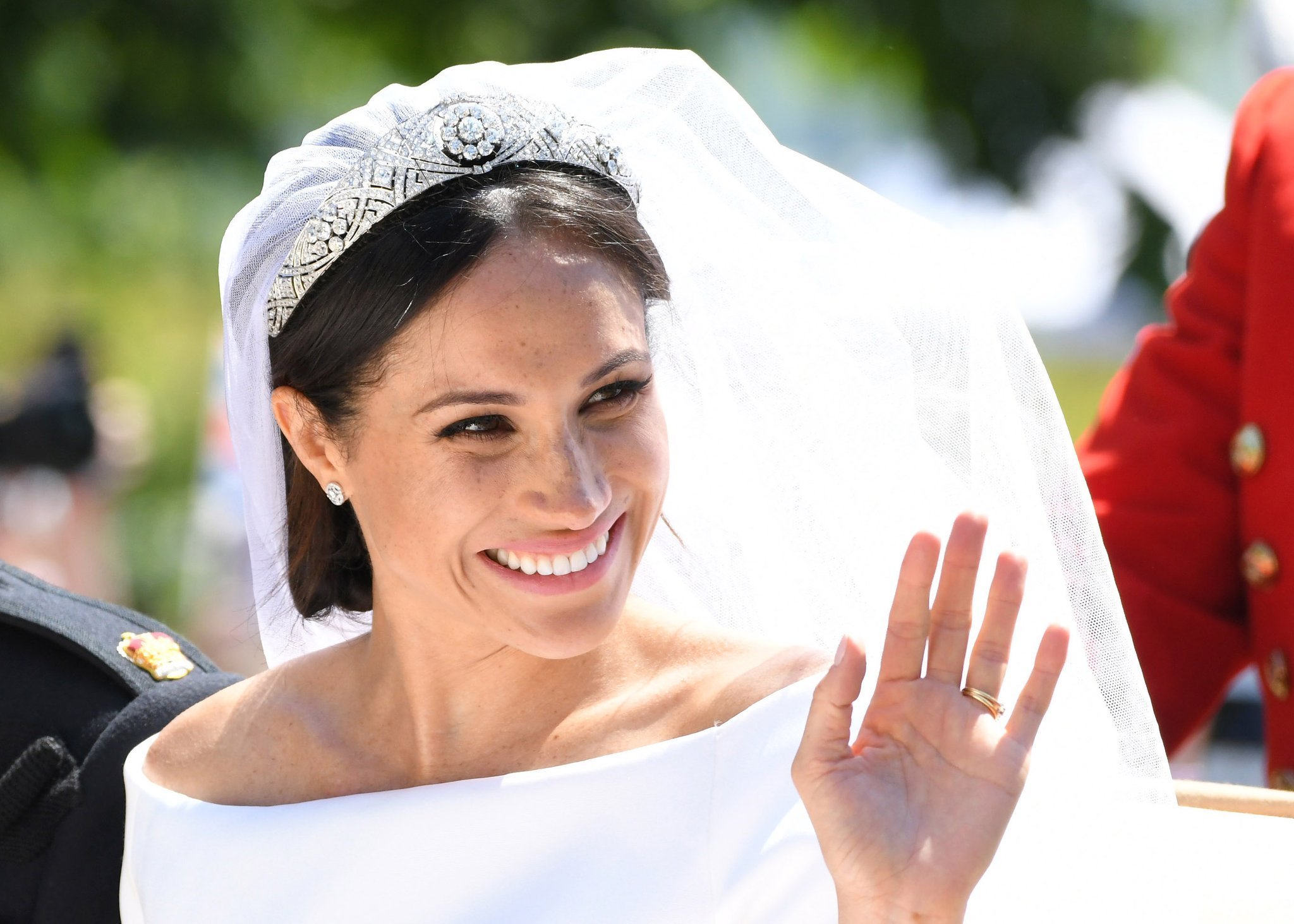 La verdadera historia de la tiara con la que Meghan Markle se casó y su conflicto con la reina 