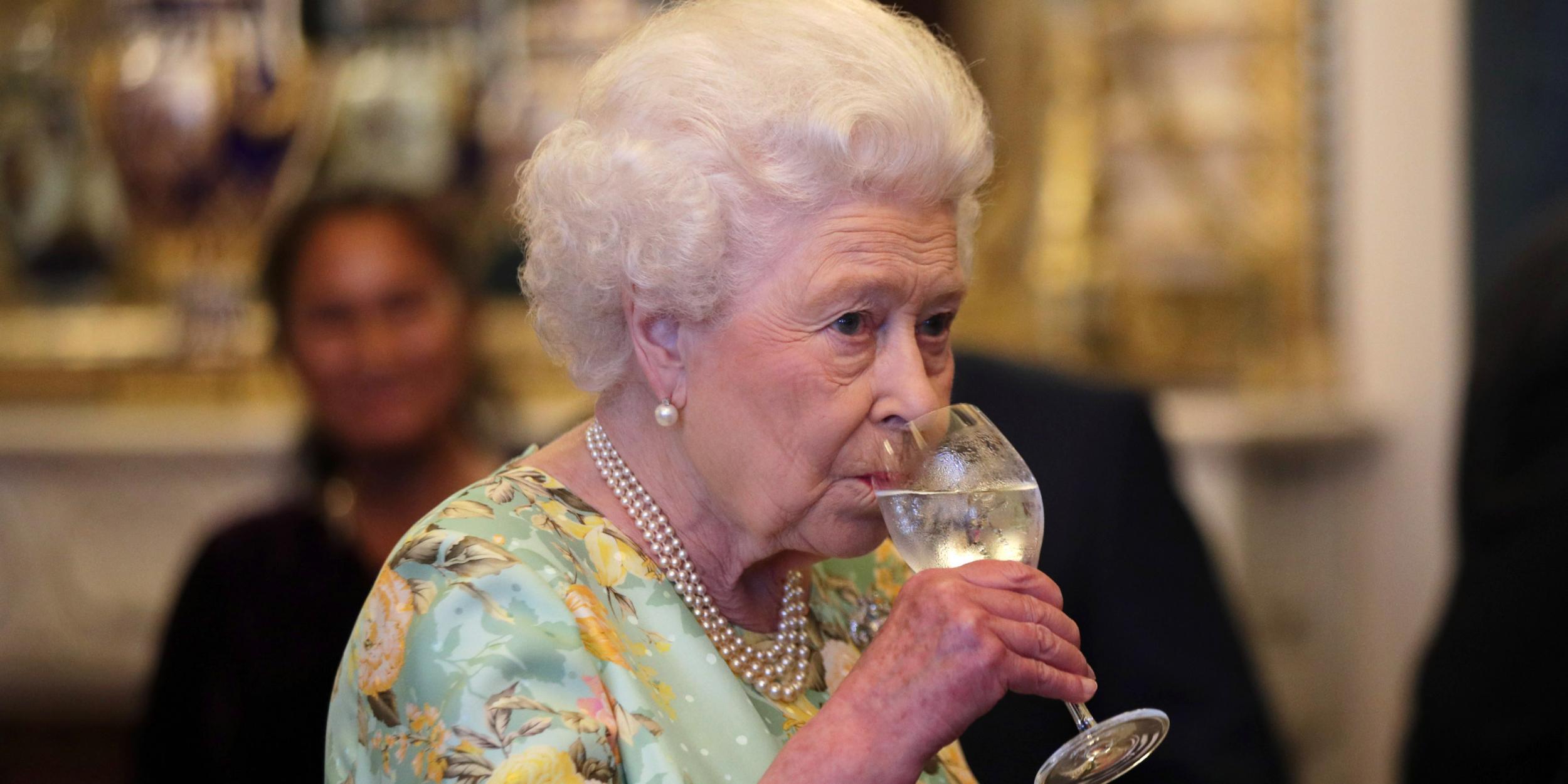 El Palacio de Buckingham lanzó su propia ginebra por una buena causa