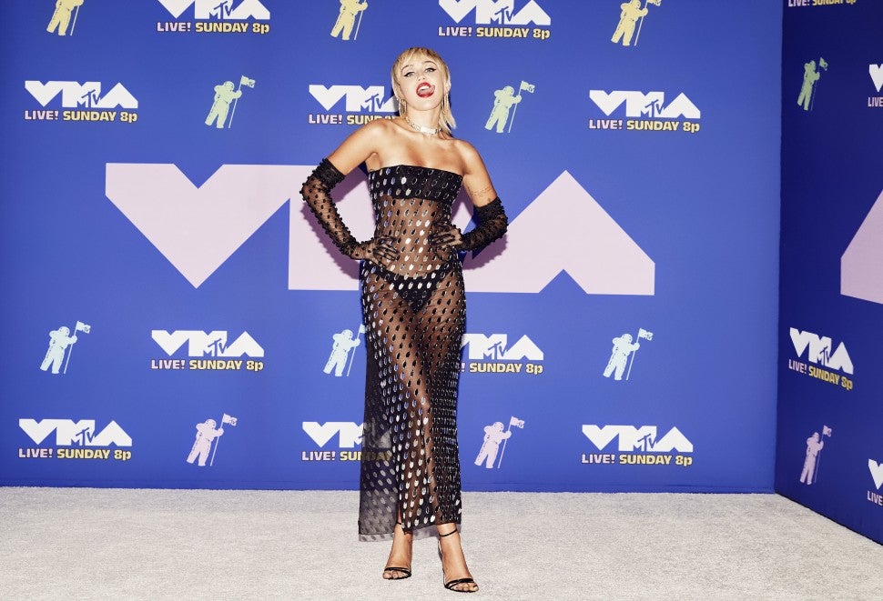 Así los outfits de Lady Gaga, Joey King, Miley Cyrus y las celebridades en los VMAs 2020