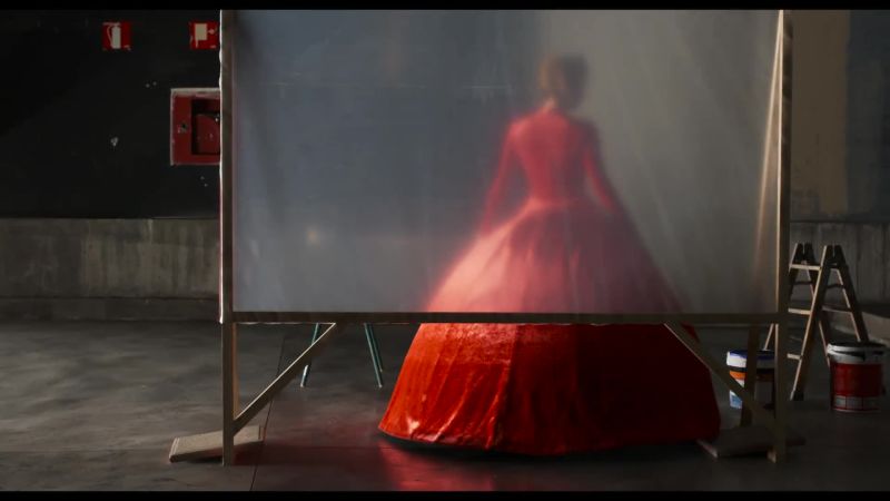 El primer adelanto de La voz humana por Pedro Almodóvar muestra a Tilda Swinton en un icónico vestido Balenciaga