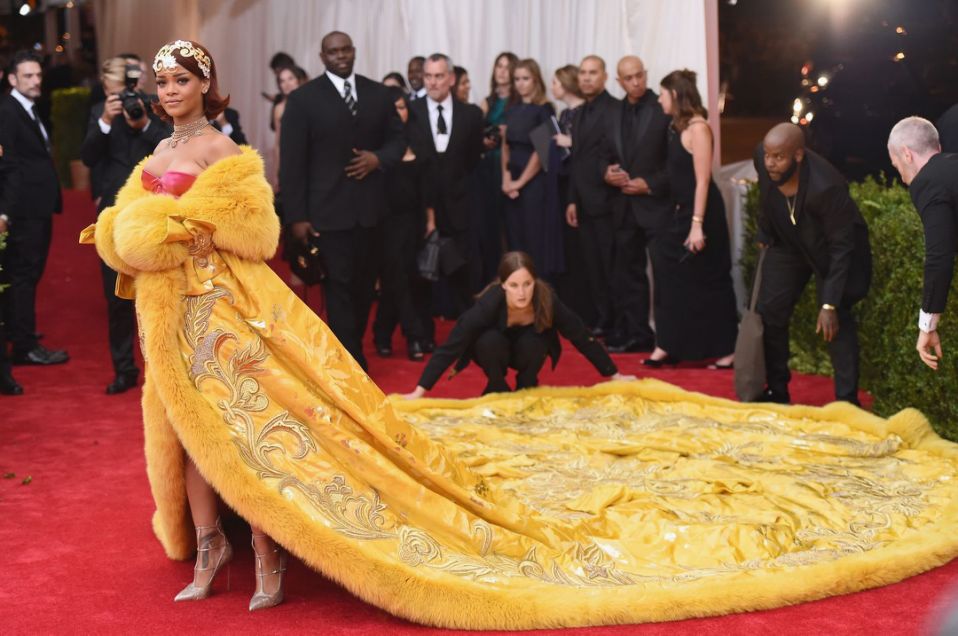 Rihanna reveló haberse sentido como un payaso en el icónico vestido que llevó a la Met Gala 2015