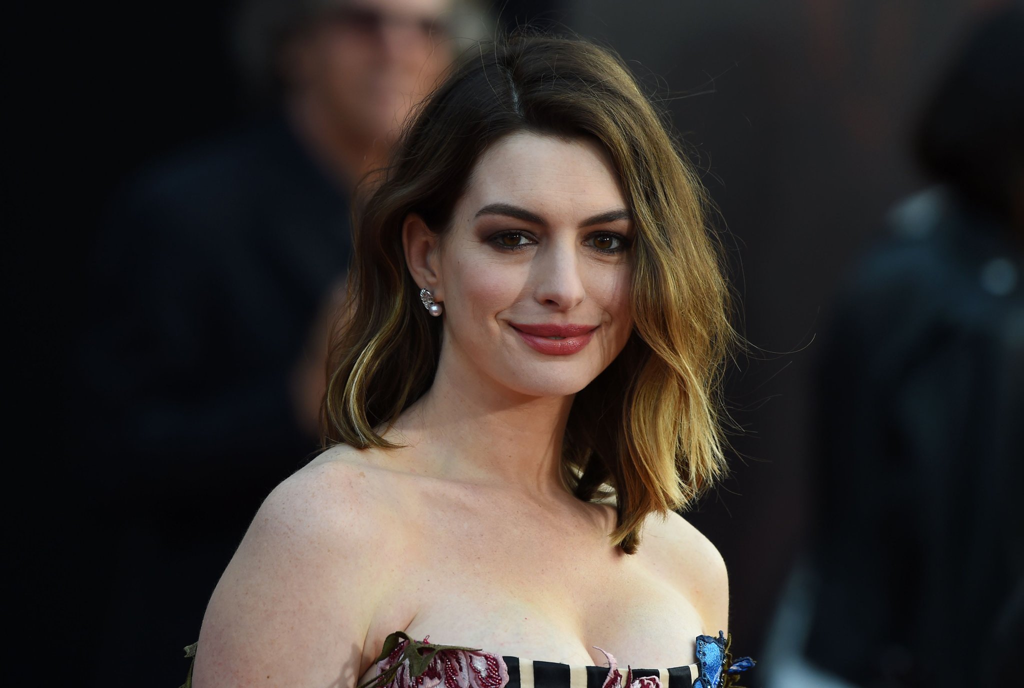 Anne Hathaway revela el nombre de su hijo y su embarazo durante la filmación de The Witches