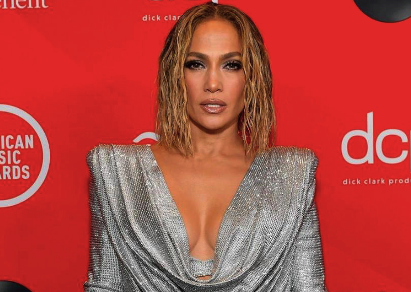 Hablemos de los outfits de Jennifer Lopez en los American Music Awards 2020