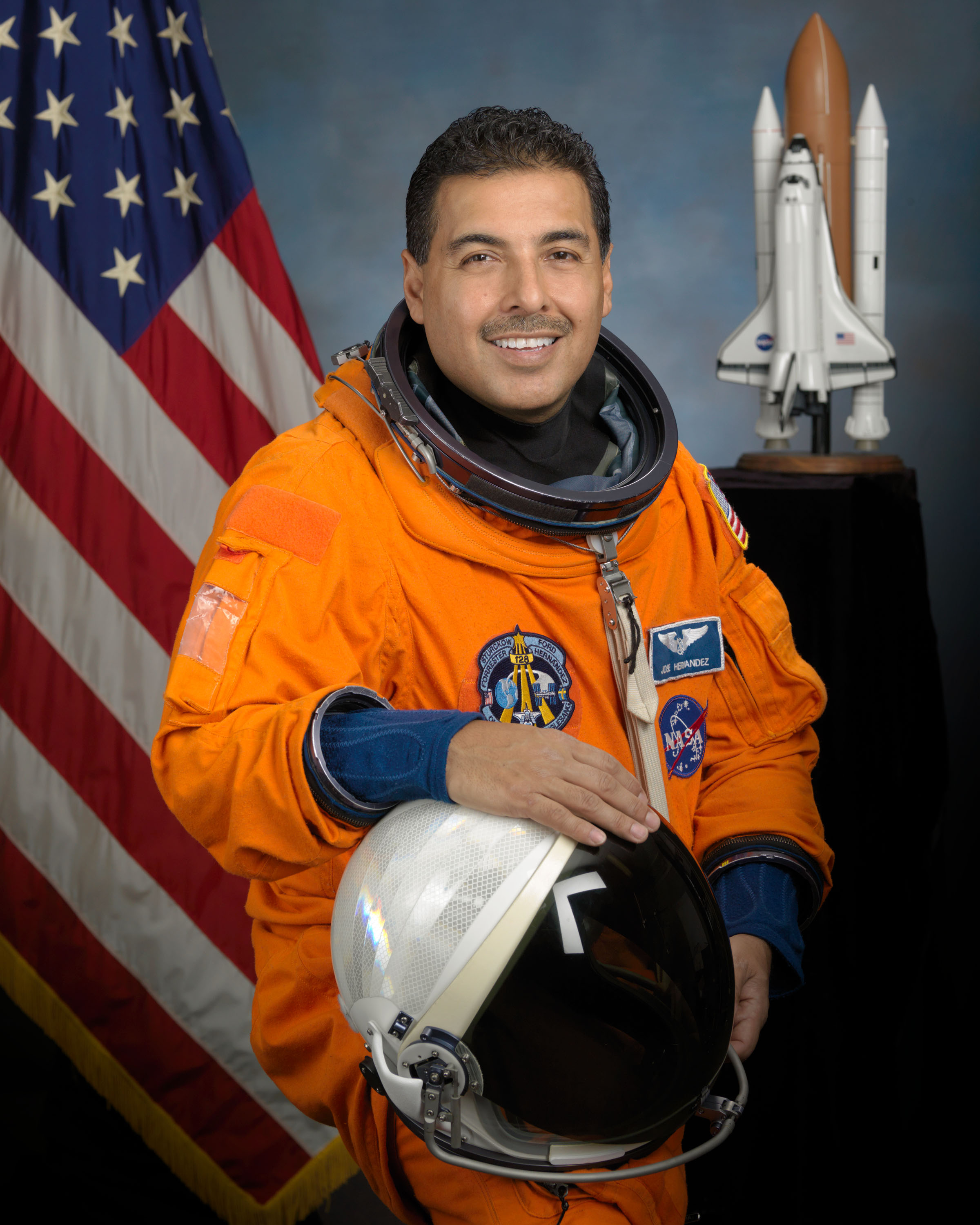 Netflix se vuelve tricolor y prepara la primera biopic del astronauta mexicano José Hernández
