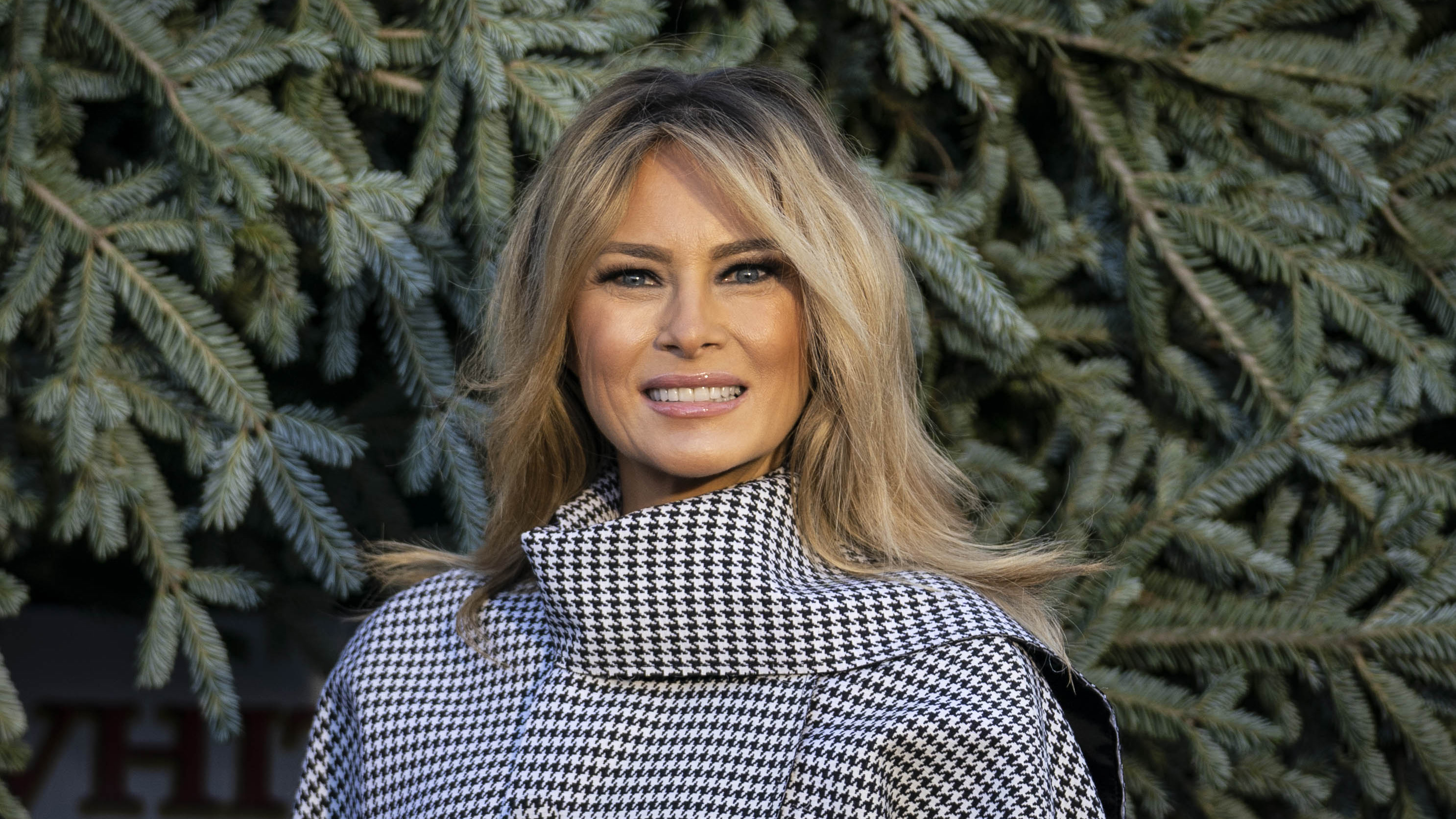 Hablemos del (último) look de Melania Trump para cumplir con su tradición de Navidad