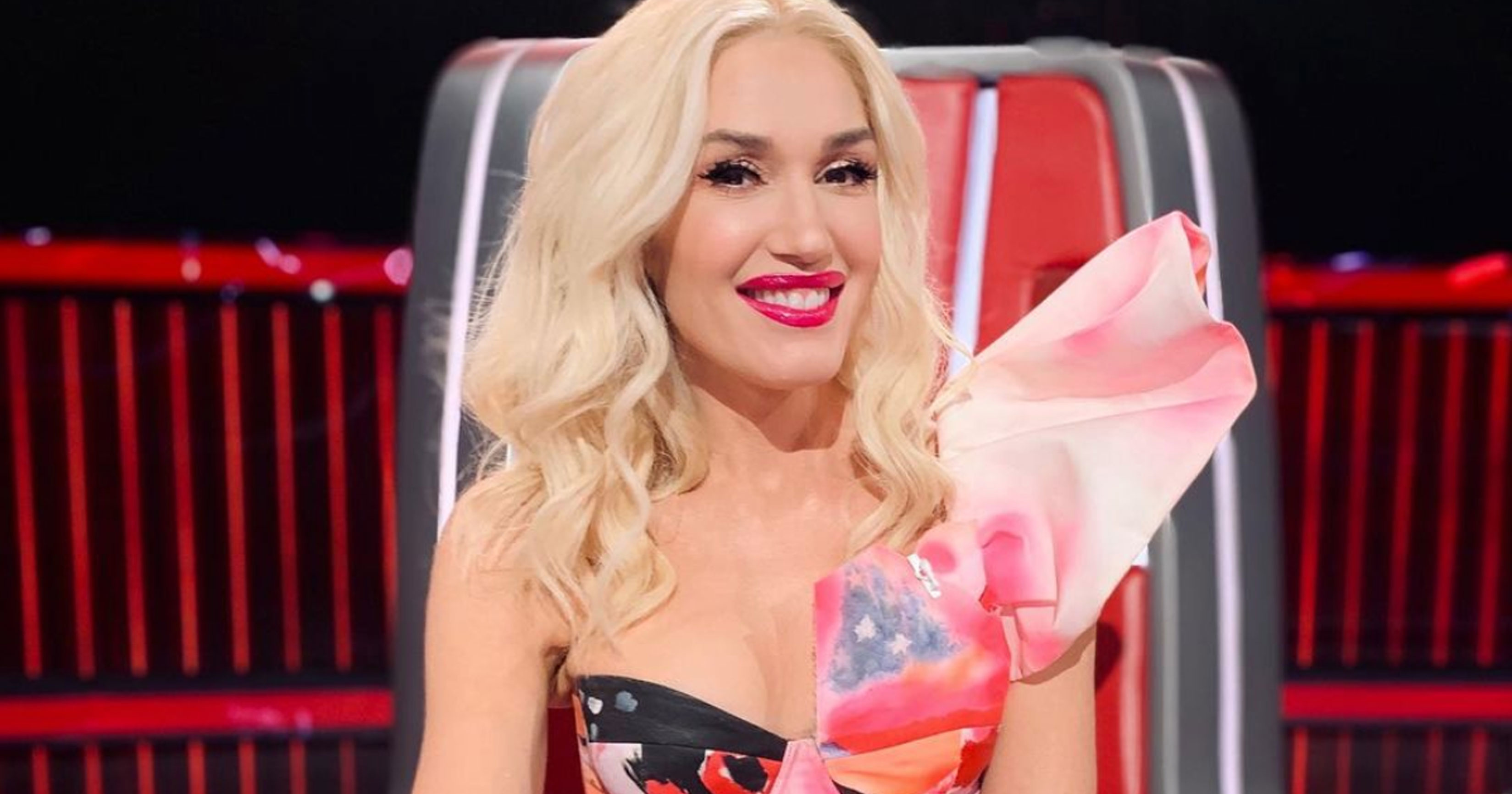 Gwen Stefani se luce en The Voice con vestido hecho en México