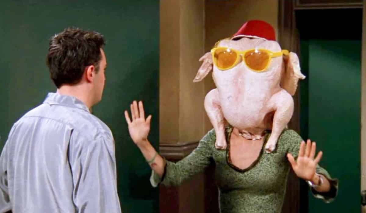 Courteney Cox recrea icónica escena de Friends con el pavo en la cabeza
