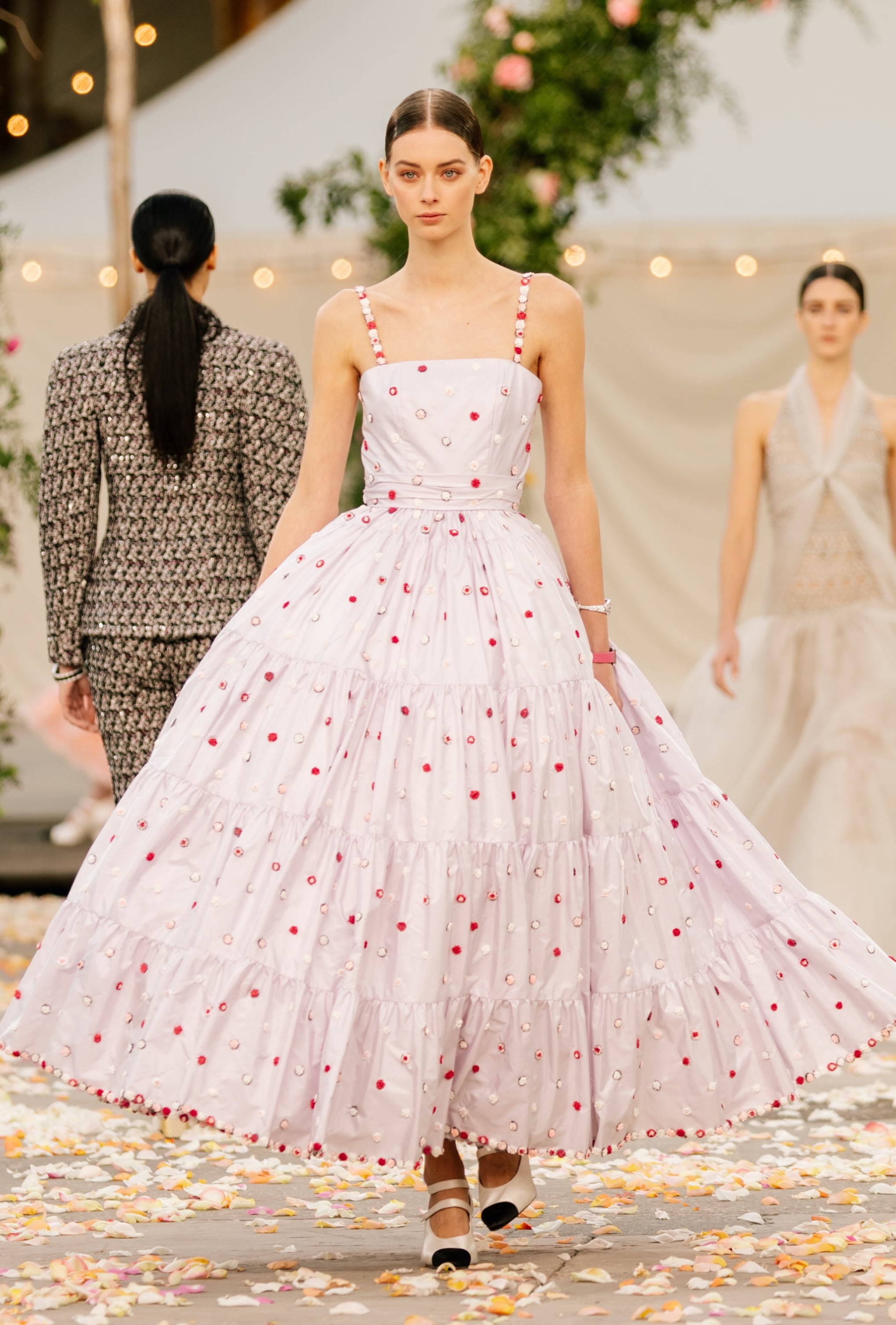 Chanel viste la Alta Costura de fiesta con su colección primavera-verano 2021